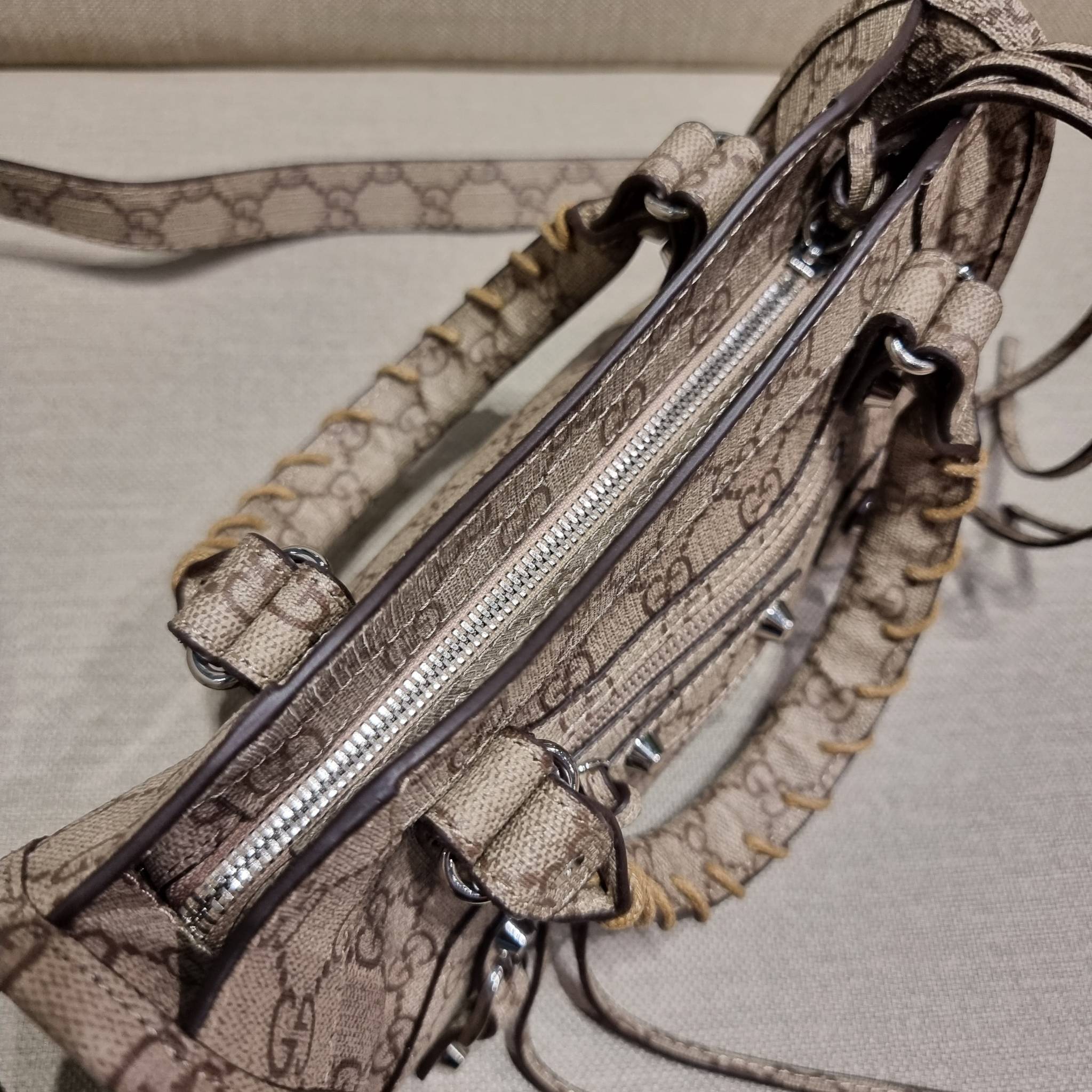 ไซส์ใหม่ กับรุ่นคอลแลบอีกหนึ่ง ที่ฮอตติดลมไม่เลิก!! Gucci×Balenciaga neo classic small bag กระเป๋าถือ/สะพายข้างที่โดดเด่นในสไตล์ที่ไม่ซ้ำ ไม่เกร่อ ดีไซน์มีกิมมิคและลูกเล่นแพรวพราว ทั้งหนังรูดซิป ทั้งหูจับ ทั้งความตกแต่ง มีดีเทลอัพราคาไปหมด วัสดุหนังแคนวาส