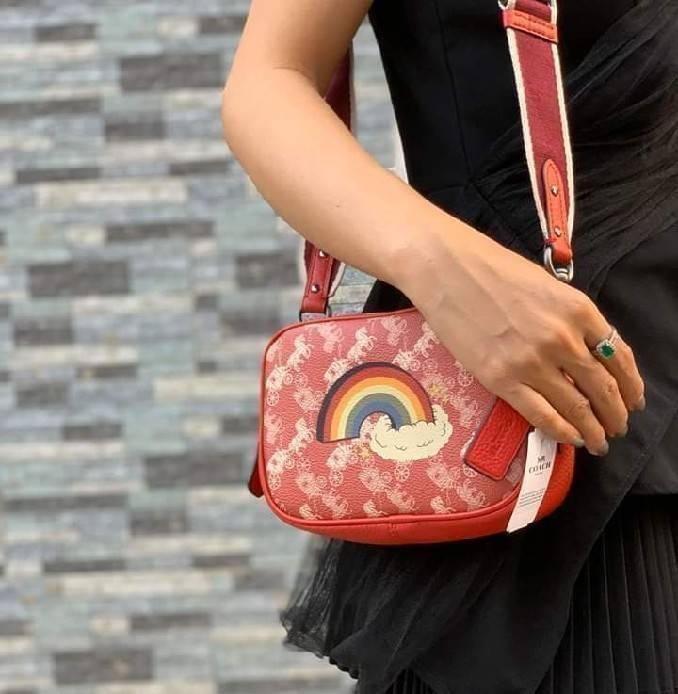 COACH Camera Bag 26, rainbow-red pattern COACH Camera Bag 16 With Horse And Carriage Print and Heart OXBLOOD (F79369 F88264) 🍁น่าใช้มากมาย รุ่นนี้มาพร้อมสายสปอร์ตใหญ่ ถอดเก็บได้ ปรับระดับได้ หนาแน่น ทนทาน จุของได้เยอะพอสมควร //วัสดุแคนวาส