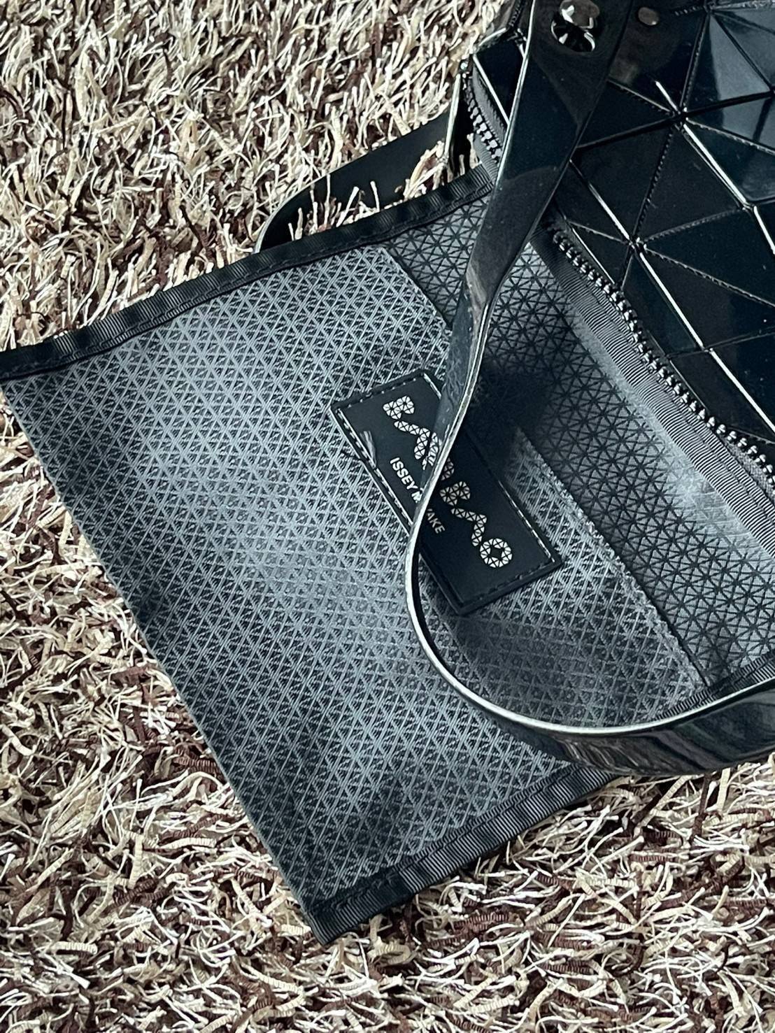 BaoBao Issey Miyake Small Boston Bag กระเป๋าบอสตันที่มีดีไซน์สปอร์ต มีช่องซิปที่ทำให้หยิบสิ่งของออกมาได้ง่ายแล้ว แบบกว้างที่ด้านล่างของกระเป๋ายังให้ความจุที่ยอดเยี่ยม