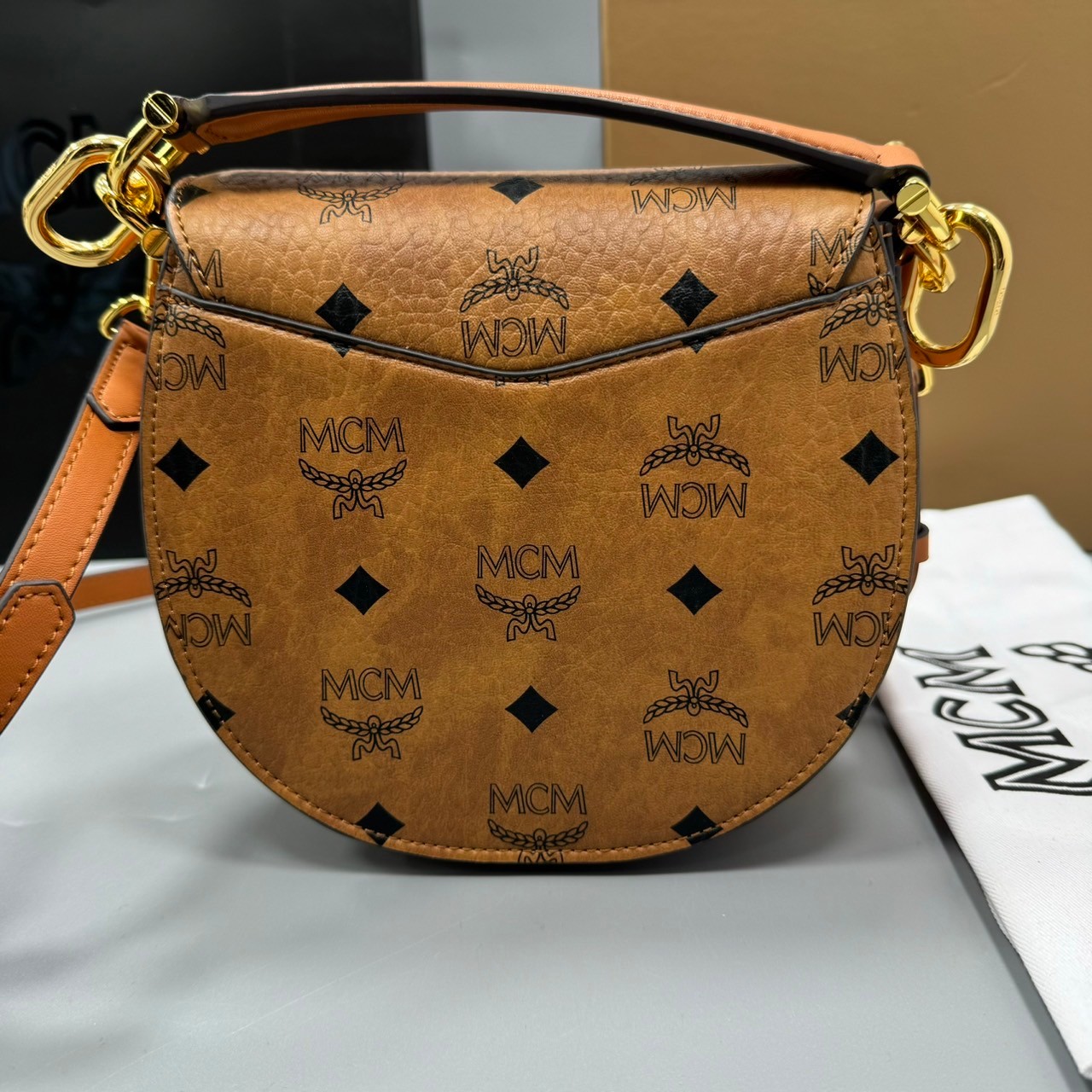 M.C.M MINI TRACY SHOULDER BAG IN VISETOS กระเป๋าสะพายไหล่ทรงครึ่งวงกลมขนาดมินิ ที่โดดเด่นด้วยรูปทรงคลาสสิกที่ทันสมัย เกรดออริ สลับแท้ 1:1 ใช้งานต่างประเทศได้
