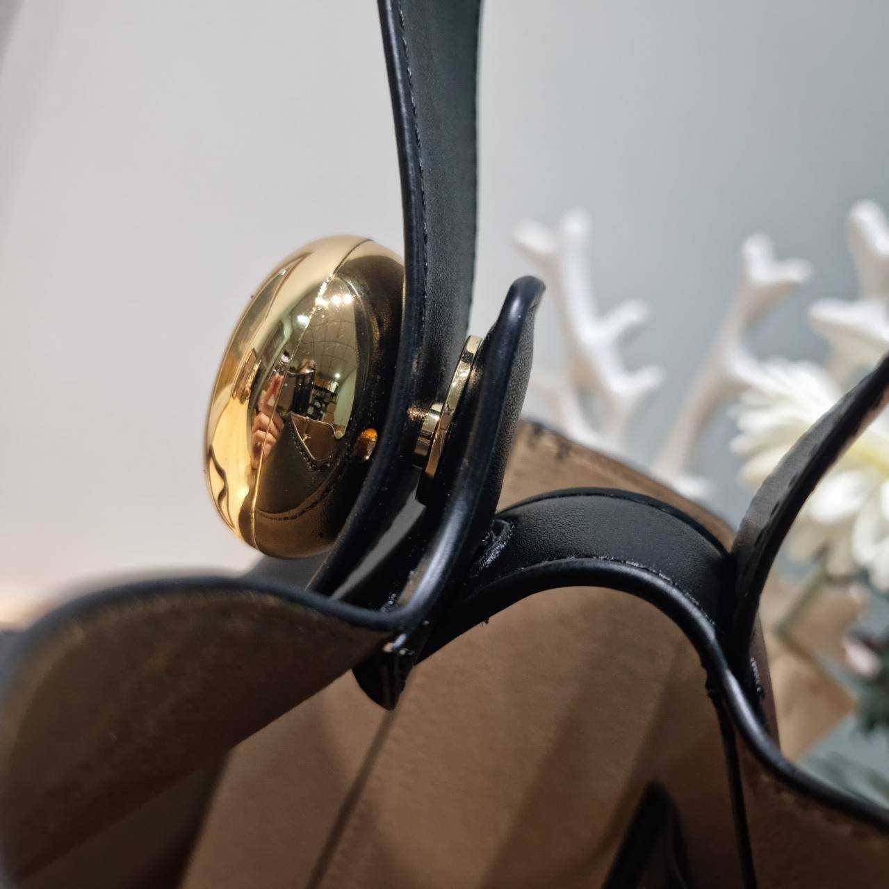 LOEWE MINI PEPBLE BUCKET IN MELLOW กระเป๋าทรงบัคเก็ต รูปทรงสวยใช้งานง่าย กิมมิคหรูหราสุดๆ