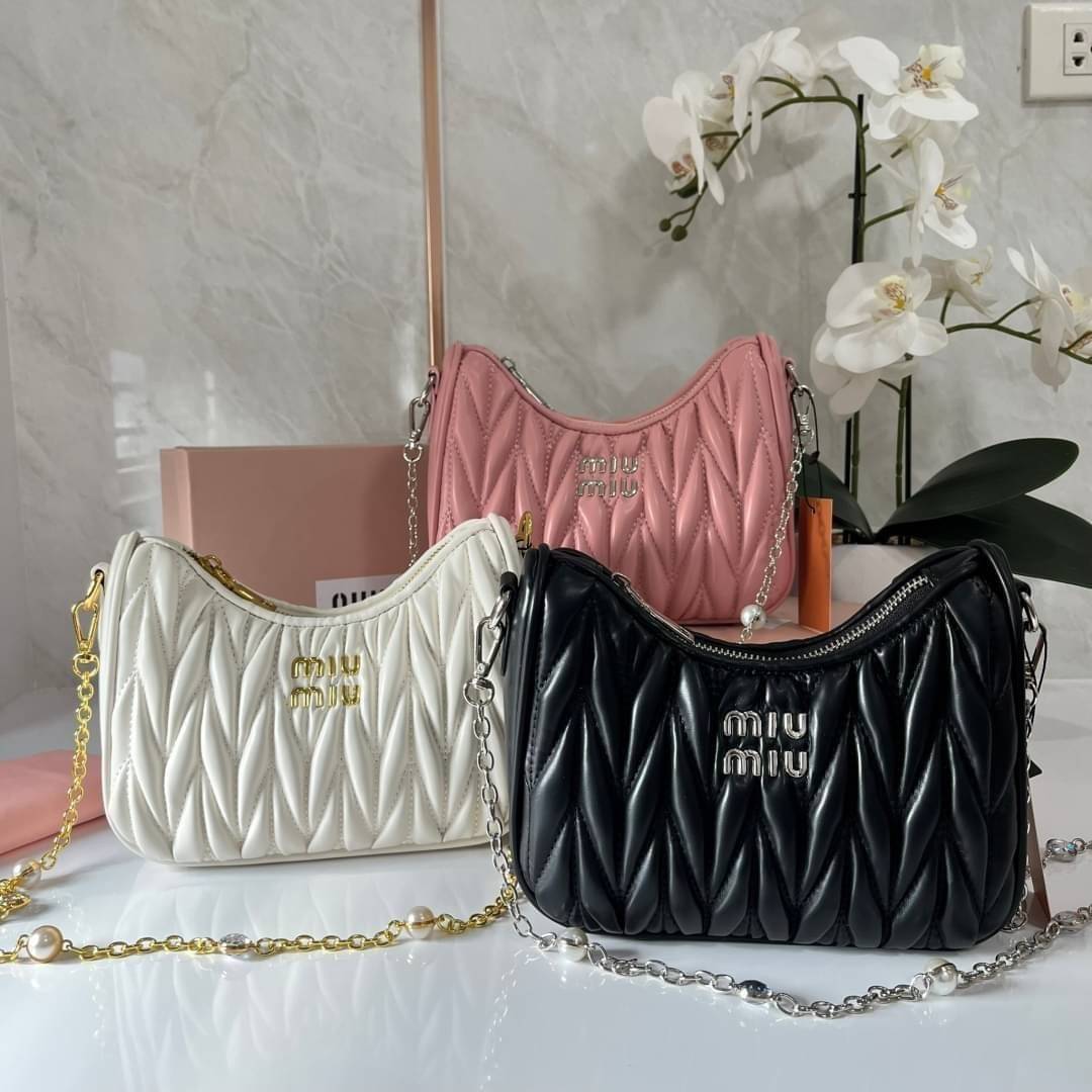 MIU MIU matelasse nappa leather shoulder bag กระเป๋าสะพายข้าง สายสะพายประดับไข่มุกและคริสตัล ให้ความละมุม ลุคคุณหนูน่ารักสุดๆคะ