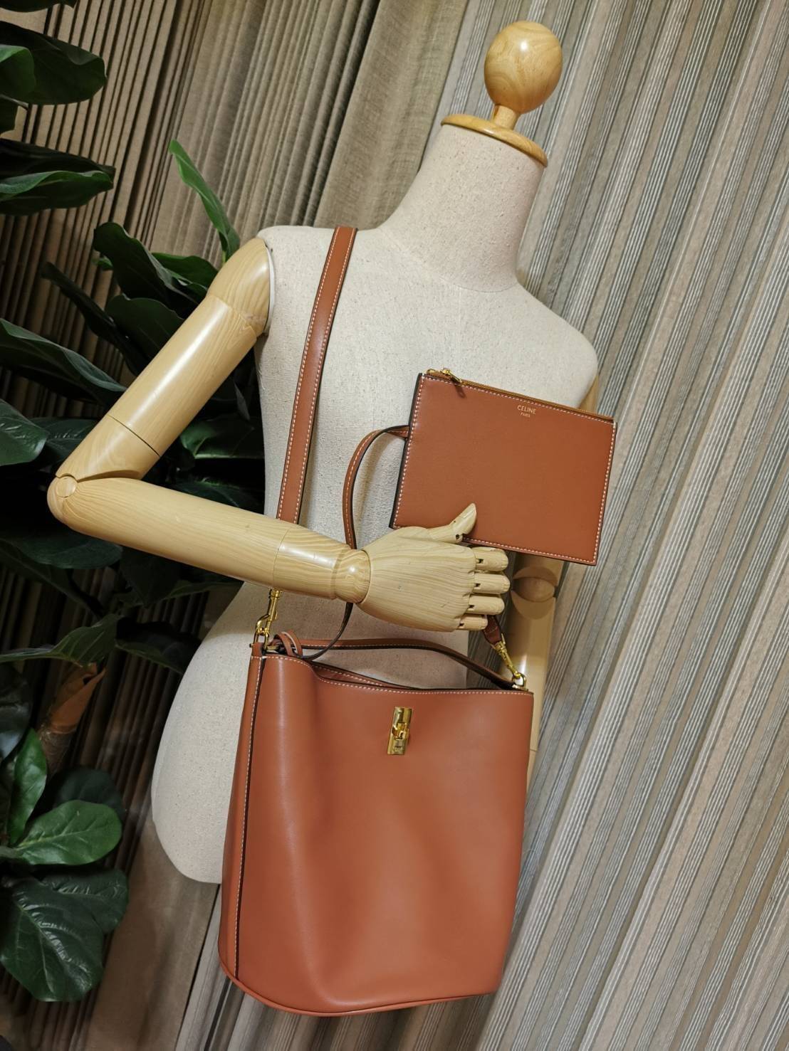 VIP 】NEW! ซื้อ1ได้ถึง2! CELINE TRIOMPHE BUCKET BAG VIP GIFT WITH PURCHASE (GWP) พรีเมี่ยมกิ๊ฟ Limited Edition จาก CELINE PERFUME DUTYFREE COUNTER วัสดุ TRIOMPHE CANVAS & CALFLEATHER ดีไซน์ทรง Bucket ใบใหญ่กำลังดี มาพร้อม Clutch ใบเล็กเข้าชุด หนังนิ่มสวยเน