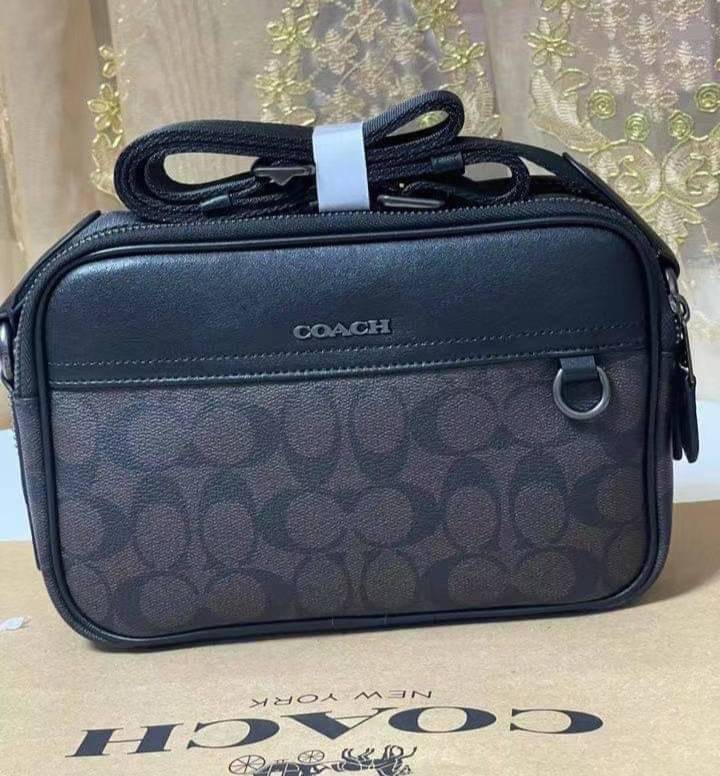 COACH GRAHAM CROSSBODY IN SIGNATURE CANVAS (COACH C4149) กระเป๋าครอสบอดี้รุ่นยอดฮิตสำหรับหนุ่มๆ ที่สาวๆก็ใช้ได้!! รูปทรงดีไซน์คลาสสิค ใช้งานสะดวก วัสดุหนังแคนวาสเคลือบลาย เปิด-ปิดด้วยซิป ภายในเป็นช่องโล่ง ใส่ของสำคัญได้ครบ สายสะพายปรับได้ตามตัว มีมาให้ช้อ
