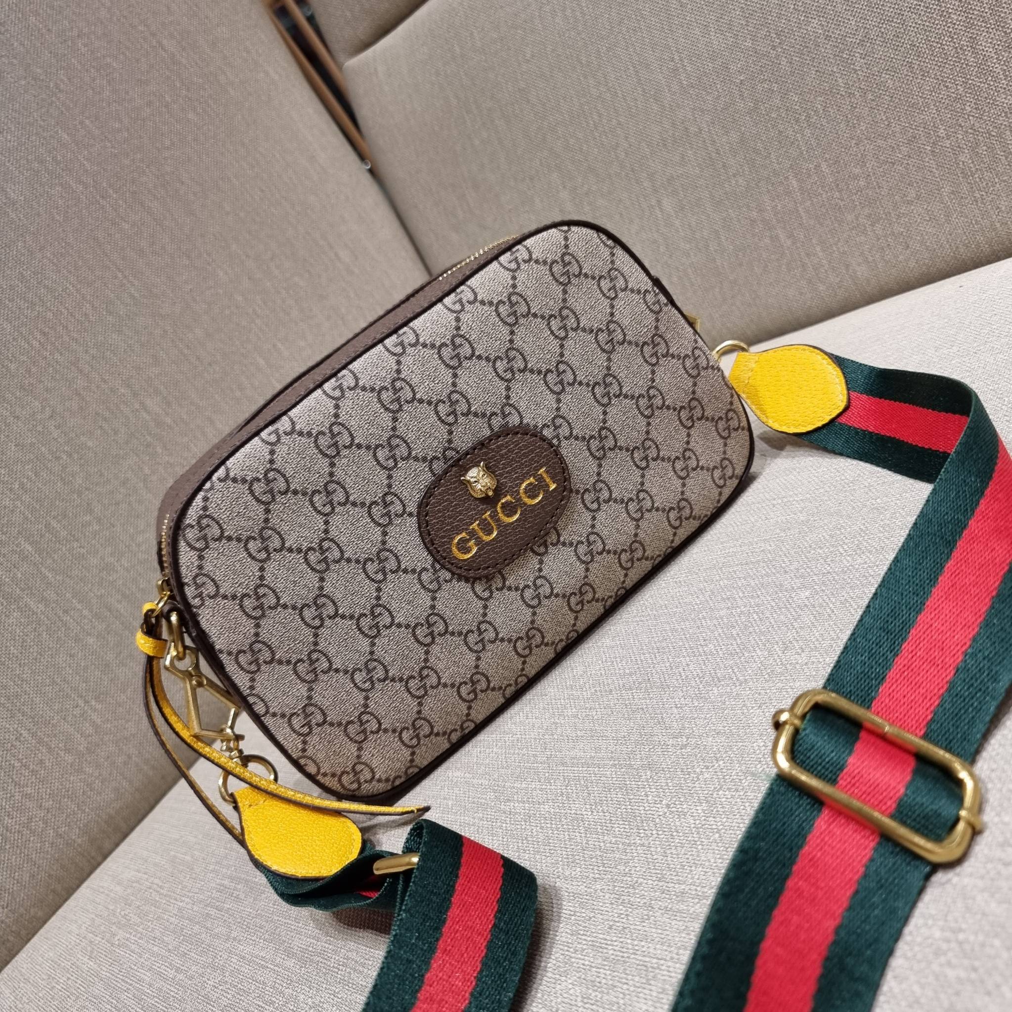 VIP 】GC STRAP SHOULDER BAG กระเป๋าสะพายข้างวีไอพีจากเคาน์เตอร์ duty free วัสดุหนังแคนวาสทนทาน ทรงสวย โดดเด่นตรงสายสะพายสีสดใสเป็นเอกลักษณ์ ตัดกันกับกระเป๋าได้อย่างลงตัว เปิด-ปิดกระเป๋าด้วยซิป รูดใช้งานง่าย ภายในโล่งกว้าง มีช่องแยกให้ ใส่ของสำคัญได้สบายๆ ส