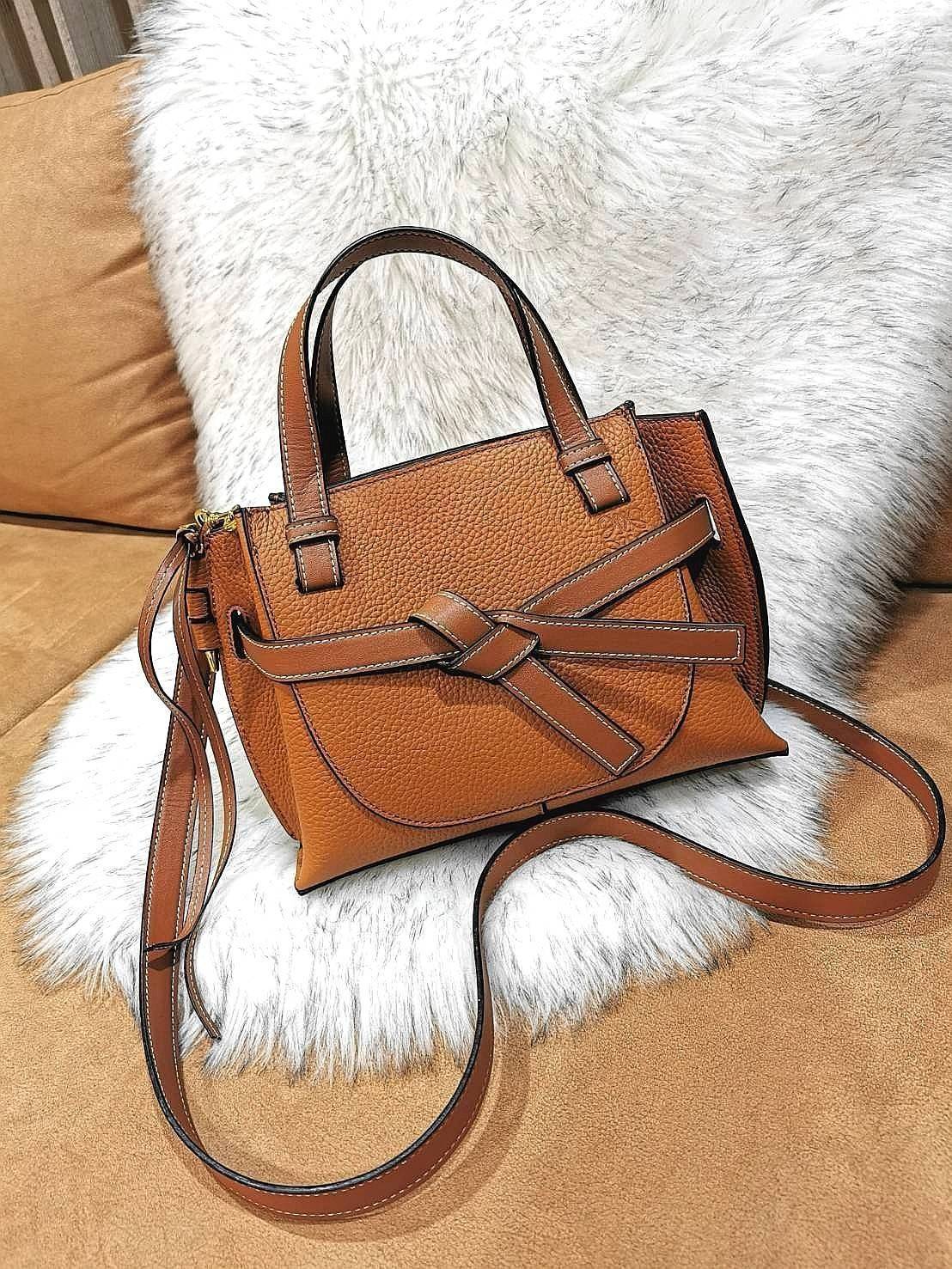 VIP 】LOEWE HANDBAG VIP GIFT WITH PURCHASE (GWP) กระเป๋าถือหรือสะพาย รุ่น Limited จาก LOEWE DUTYFREE วัสดุ Calfskin หนังแท้รูปทรงอานม้าสวยอยู่ทรงด้านหน้าตกแต่งด้วยสายหนัง (Belt) ประดับอะไหล่แบรนด์สีทองรูปกลอนประตูด้านข้างเป็น Signature ภายในโล่งกว้าง ใส่มื