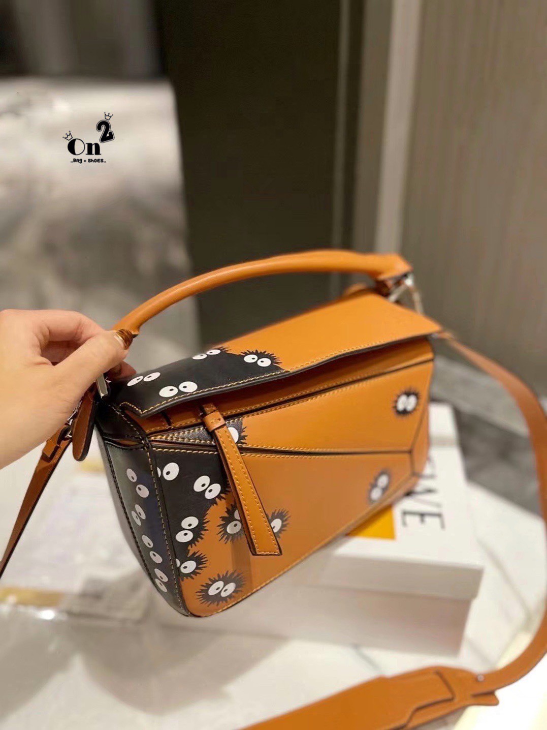 Loewe Puzzle Bag / Loewe X My Neighbor Totoro Puzzle bag การร่วมงานสุดคิวท์ที่น่าจับจอง สำหรับใครที่ชื่นชอบการ์ตูนแอนิเมชั่นญี่ปุ่นอย่าง My Neighbor Totoro การออกแบบคาแร็กเตอร์ที่ใครๆ ต่างก็บอกว่าน่ารัก ล่าสุดก็เป็นที่น่าตื่นเต้นอีกครั้ง เมื่อสตูติโอดังได