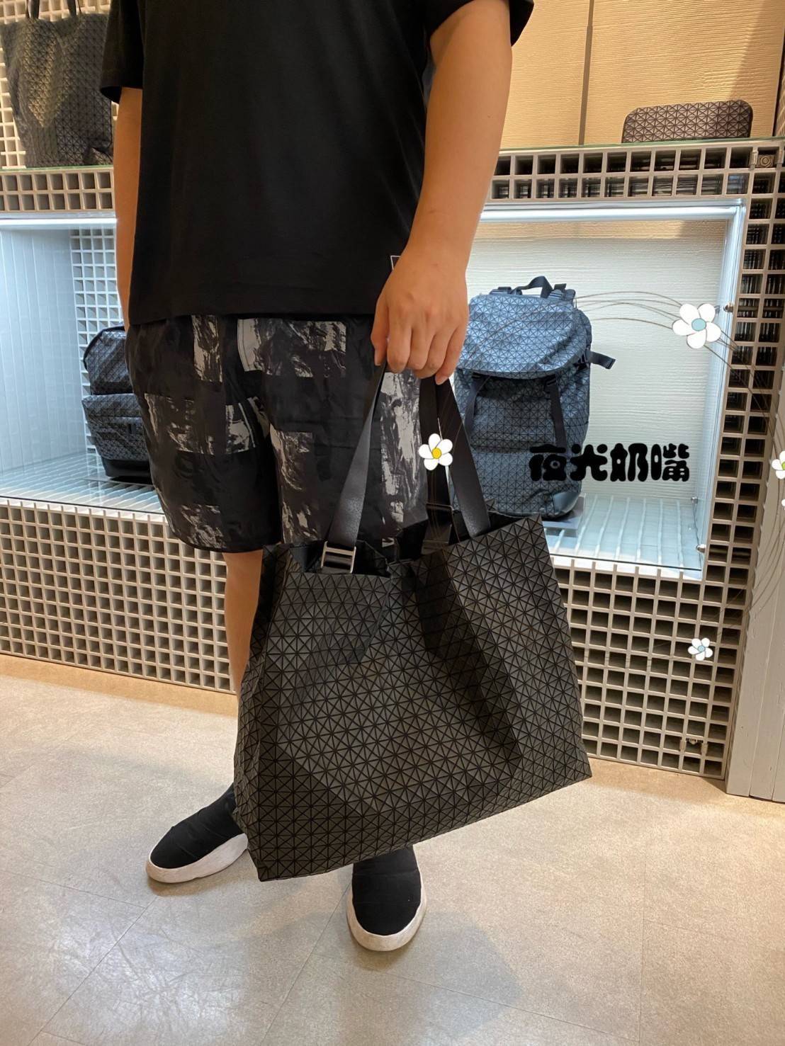 ORI 🥂 Baobao Issey Miyake Cart geometric tote bag / Miyake Cart Tote Bag รูปทรงที่สร้างขึ้นโดยบังเอิญ' เสื้อผ้าที่มีโครงสร้างและได้รับการออกแบบทางวิศวกรรมอันเป็นเอกลักษณ์ของแบรนด์ ส่งต่อไปยังเครื่องประดับที่น่าประทับใจและไร้กาลเวลาเหล่านี้ กร