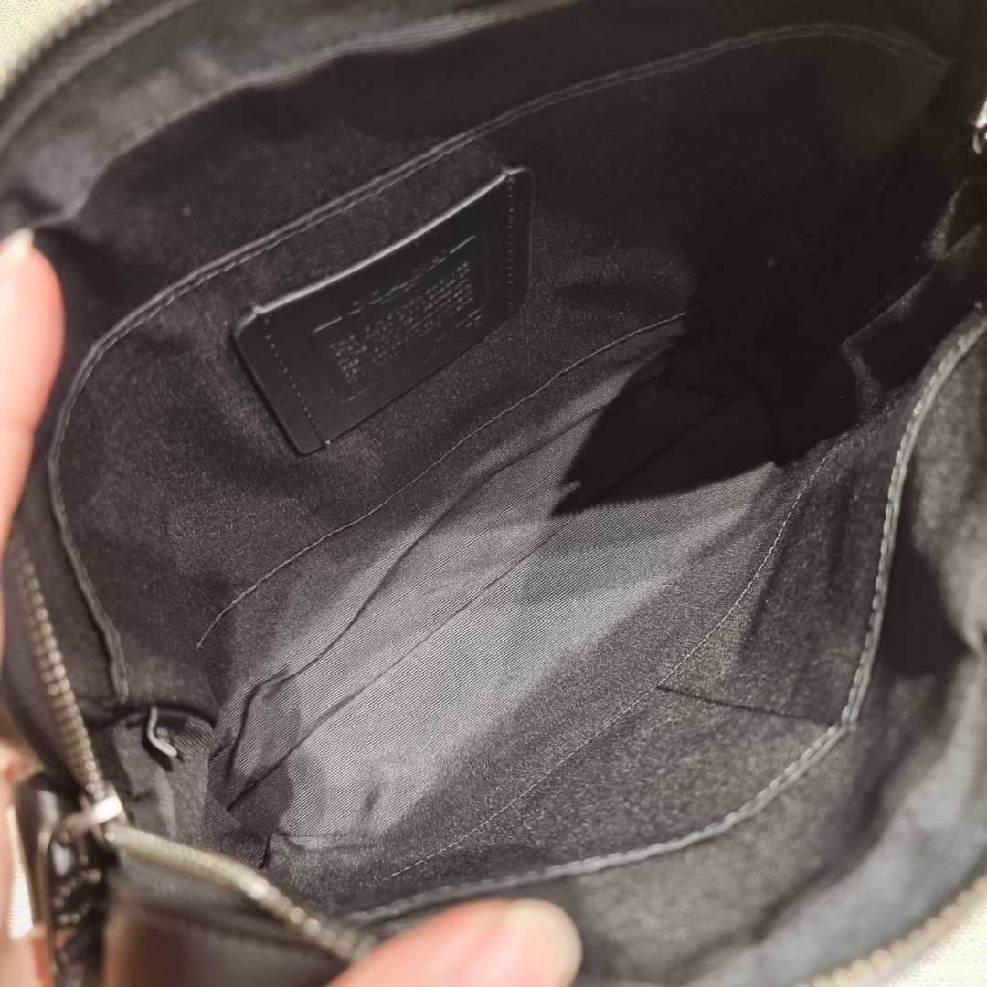 COACH F28455 CHARLES CAMERA BAG IN SIGNATURE LEATHER รุ่นสุดฮิตที่หนุ่มๆเค้ารู้กัน กับกระเป๋าสะพายข้างทรงแมสเซนเจอร์ ที่อัพเลเวลความหรูด้ายลายปั๊มซิกเนเจอร์นูน บนวัสดุหนัง crossgrain ตัดสลับด้วยหนังแท้ สัมผัสดีทั้งใบ มีช่องซิปให้ด้านหน้า และช่องย่อยด้านหล