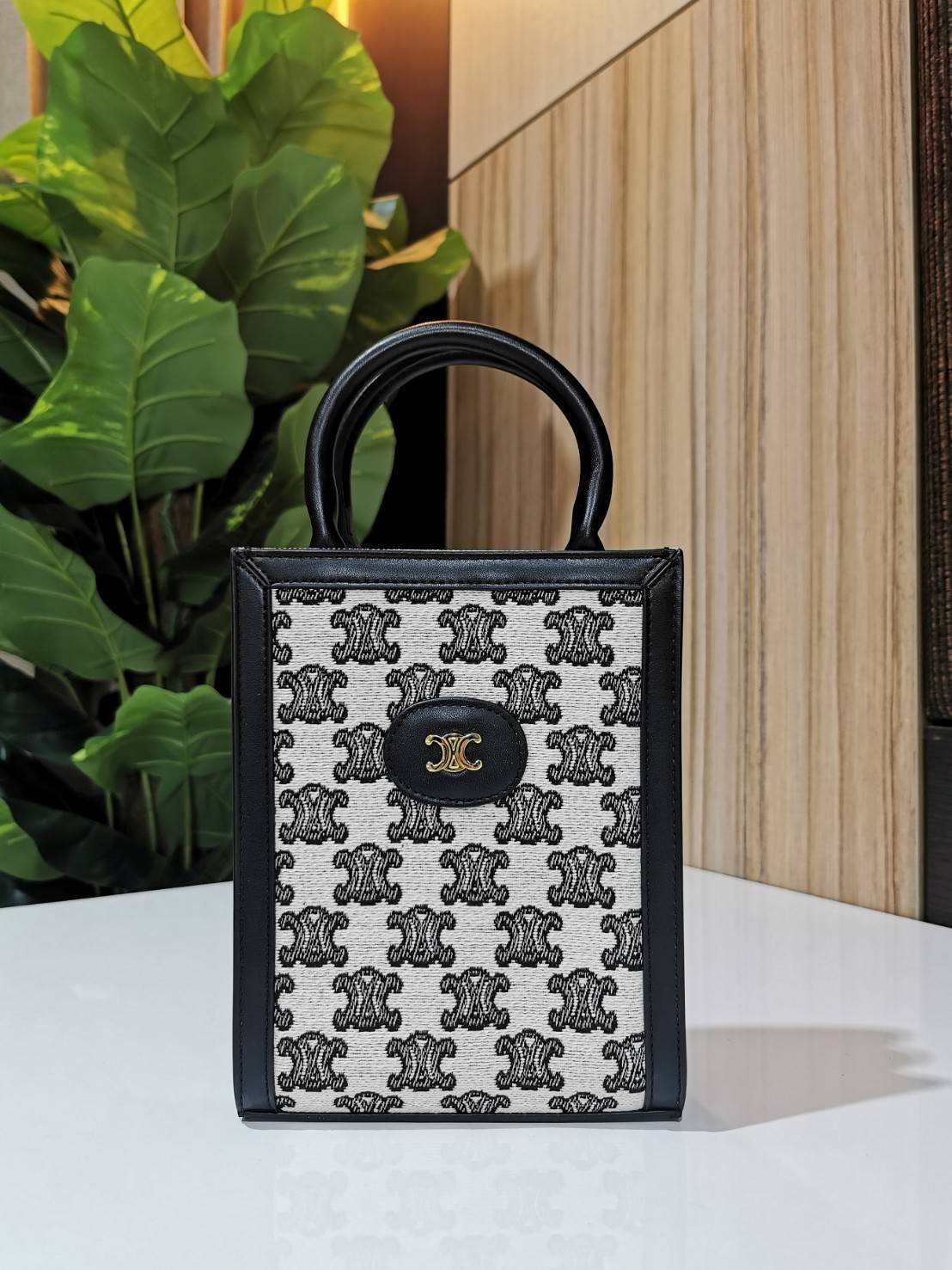 CELINE MINI CANVAS HAND CARRY AND CROSSBODY BAG VIP GIFT WITH PURCHASE (GWP) พรีเมี่ยมกิ๊ฟ Limited จาก CELINE HAUTE PARFUME DUTYFREE COUNTER วัสดุ CANVAS ทรงเหลี่ยมดีไซน์ Casual สวยคลาสสิค