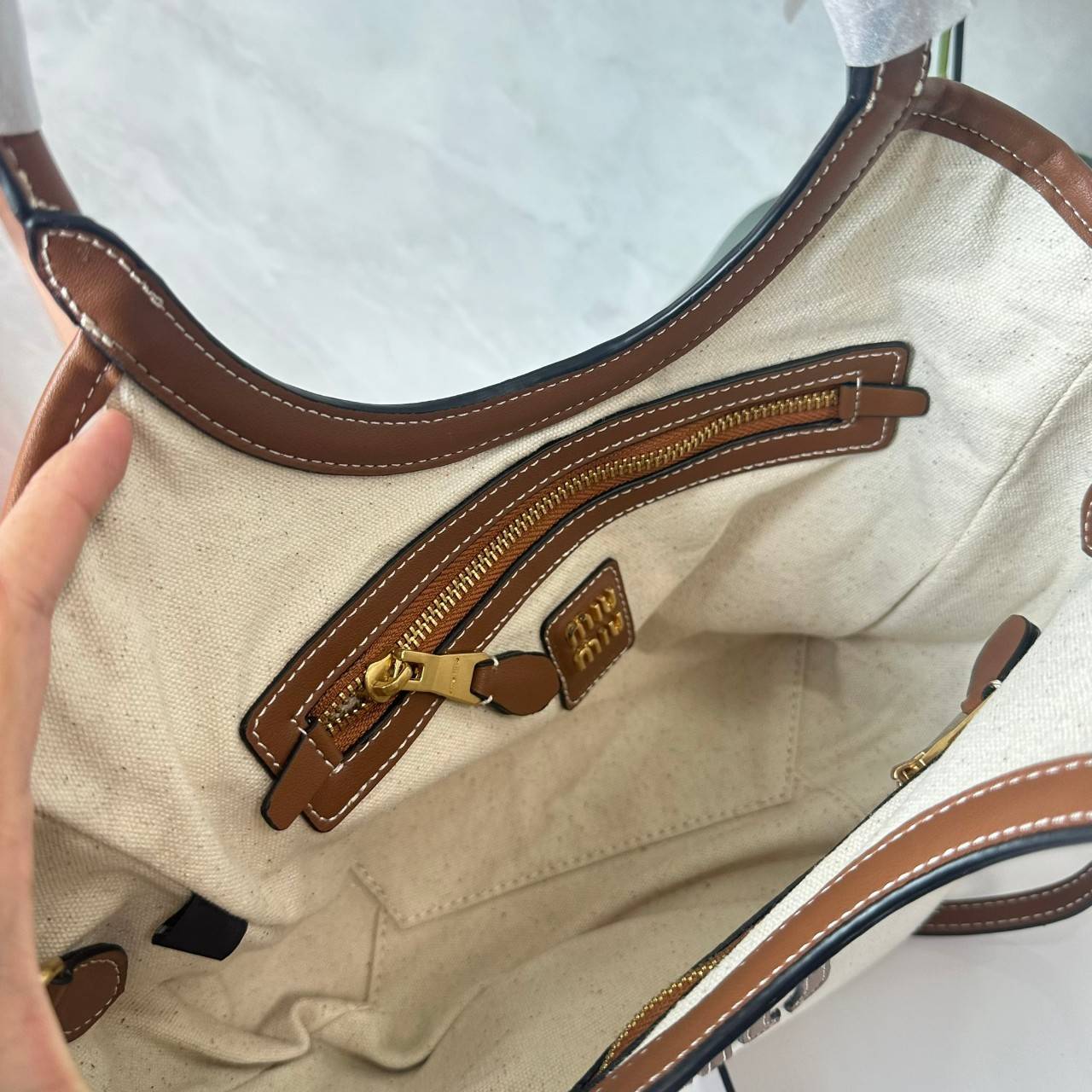 MIU MIU IVY CANVAS BAG / MIU MIU TOTE IVY MINI กระเป๋าถือหรือสะพายข้างทรงโท้ท รูปทรงทันสมัยน่ารัก สวยหรูมากๆคะ