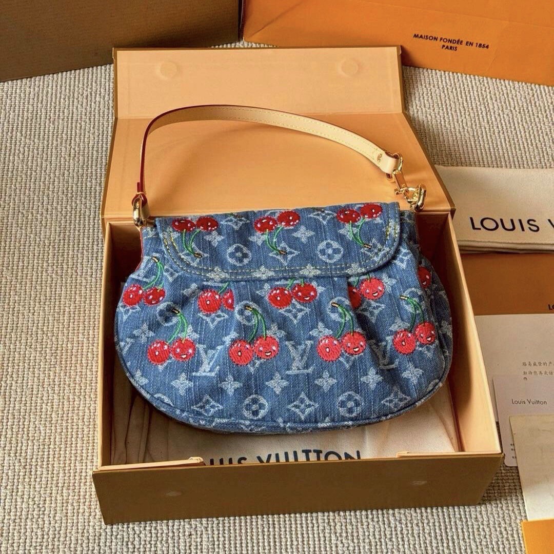 LV x TM Sunset bag Monogram cherry denim 25cm กระเป๋าสะพายไหล่ทรง baguette สวยดูแพง ไอเท็มสุดโดดเด่นมีชีวิตชีวา ด้วยเดนิมวินเทจปักลายเชอร์รี่สีสันสดใสสะดุดตาสะท้อนสไตล์ไอคอนิก