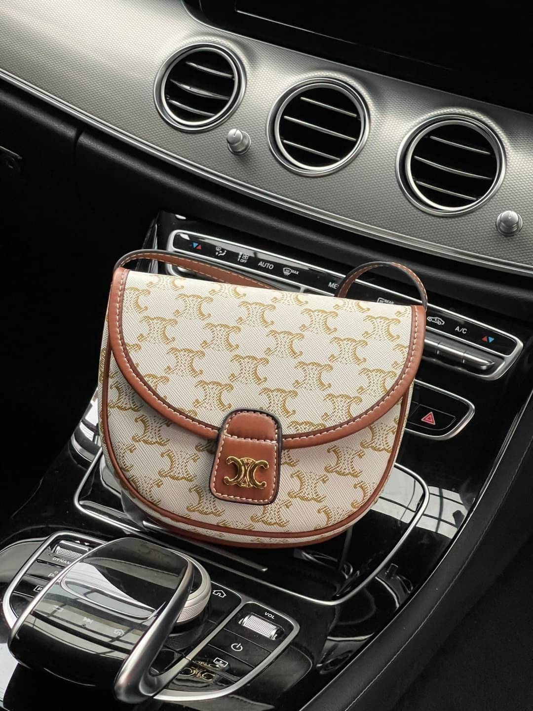 CELINE MINI BESACE IN TRIOMPHE CANVAS หรูหราไปกับกระเป๋าหนังแคนวาสลาย triompe ด้วยขนาดที่กะทัดรัดและดีไซน์ที่เรียบหรูนี้ จึงสามารถนำไปแมทช์กับการแต่งตัวได้ง่าย ไม่ว่าจะเป็นสไตล์การแต่งตัวเท่ ๆ จนถึงสไตล์การแต่งตัวน่ารัก ๆ เพิ่มความหรูหราและโดดเด่นด้วยการต