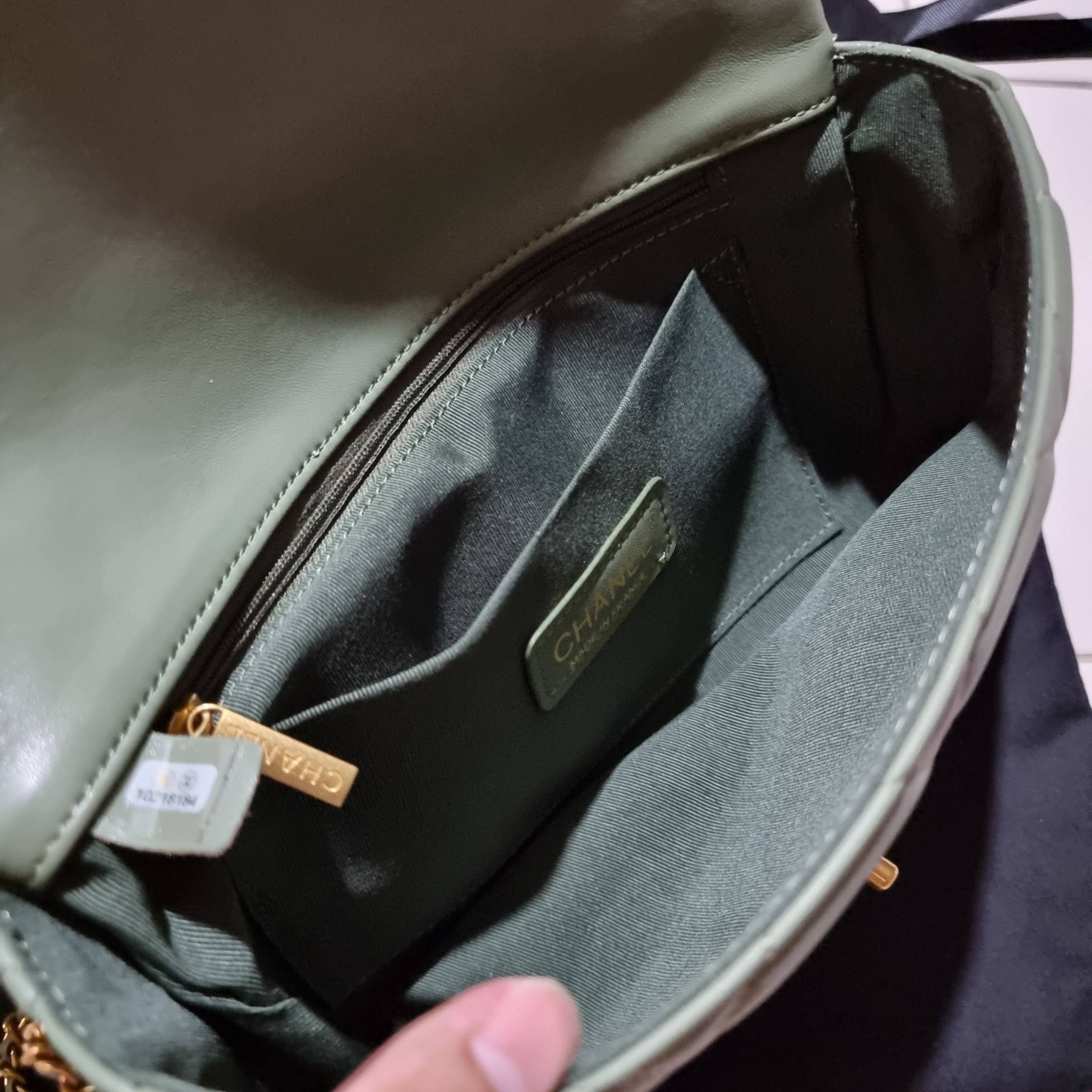 VIP 】สวยหรูพร้อมเสิร์ฟ!! กับไอเท็มสุดเลิฟจาก Chanel กระเป๋าสะพายที่สุดของความคุ้มค่า วัสดุหนังแกะนิ่มเต็มใบ เปิด-ปิดกระเป๋าด้วยตัวบิดล็อค ภายในกระเป๋าบุผ้าสวยหรู มีช่องโล่งกว้างจุของได้สบาย ใส่โทรศัพท์ กระเป๋าสตางค์ได้ มีช่องซิป 1 ช่อง ช่องย่อย 1 ช่อง ดีเ