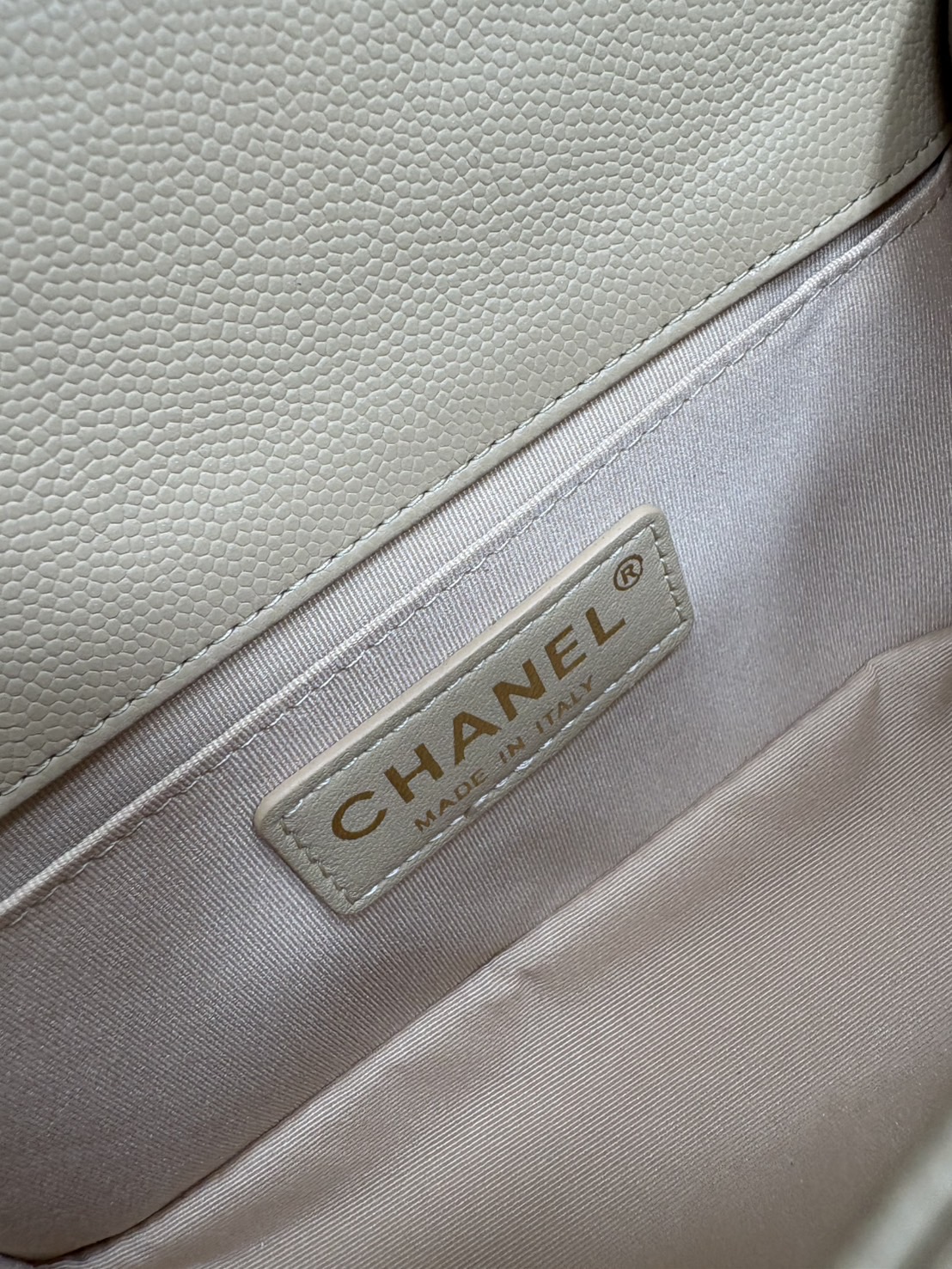 ORI หนังแท้ | CHANEL Boy 20cm shoulder bag กระเป๋าสะพายรุ่นยอดนิยมสุดคลาสสิคตลอดกาล หรูหราระดับตำนาน สวยงามเหนือกาลเวลา ขนาดเล็กน่ารัก ไม่ว่าเวลาจะผ่านไปเเค่ไหนก็ไม่เคย Out เรียบ หรู คลาสสิค ผู้ดี ไฮโซที่แท้ทรูสวยมากค่ะ