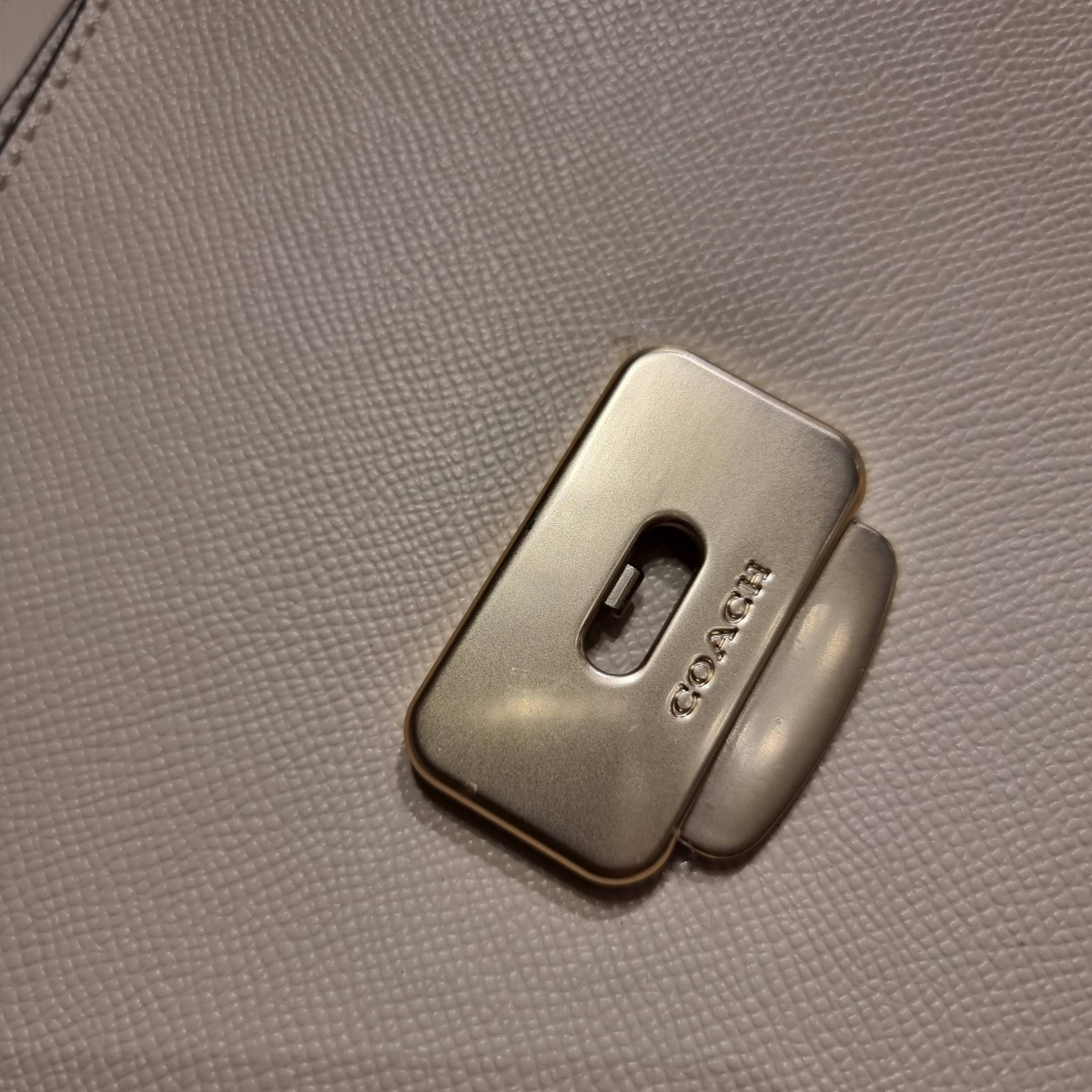 COACH C5632 BRYNN FLAP CROSSBODY แซ่บที่สุด ใหม่ที่สุด!! คอลเลคชั่นใหม่!! มองยังไงก็หลงรักละสายตาไม่ไหว กระเป๋าสะพายข้างลุคไฮน์ ที่ดีไซน์ออกมาได้ปัง และดูแพงมากๆ ด้วยดีเทลคลาสสิค รูปทรงใช้งานง่าย เรียบๆแต่มีดีเทล วัสดุหนัง crossgrain สวยคม!!! เปิด-ปิดด้วย