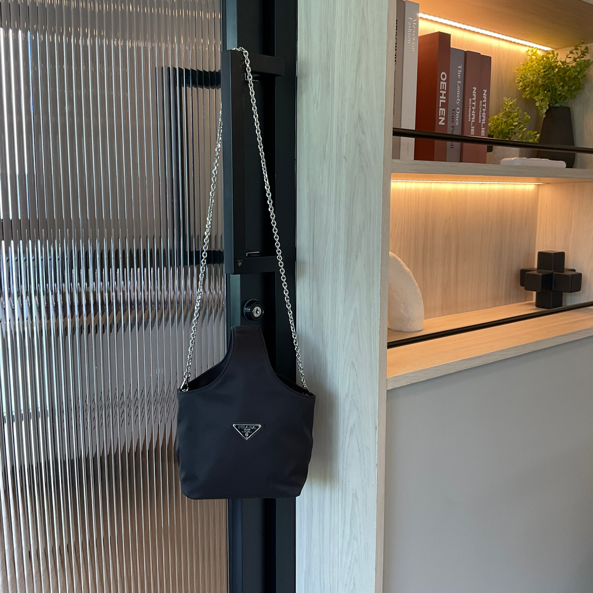 PRADA Tote Bucket Bag 2022 รุ่นใหม่พร้อมส่ง กระเป๋าทรง Handbag & Crossbody แบรนด์ Prada อีกรุ่นที่ขนาดกำลังน่ารัก ตัวกระเป๋าตั้งอยู่ทรงสวย กันน้ำ ด้านหน้าประดับโลโก้ อะไหล่เงิน สวยหรูเว่อร์วัง