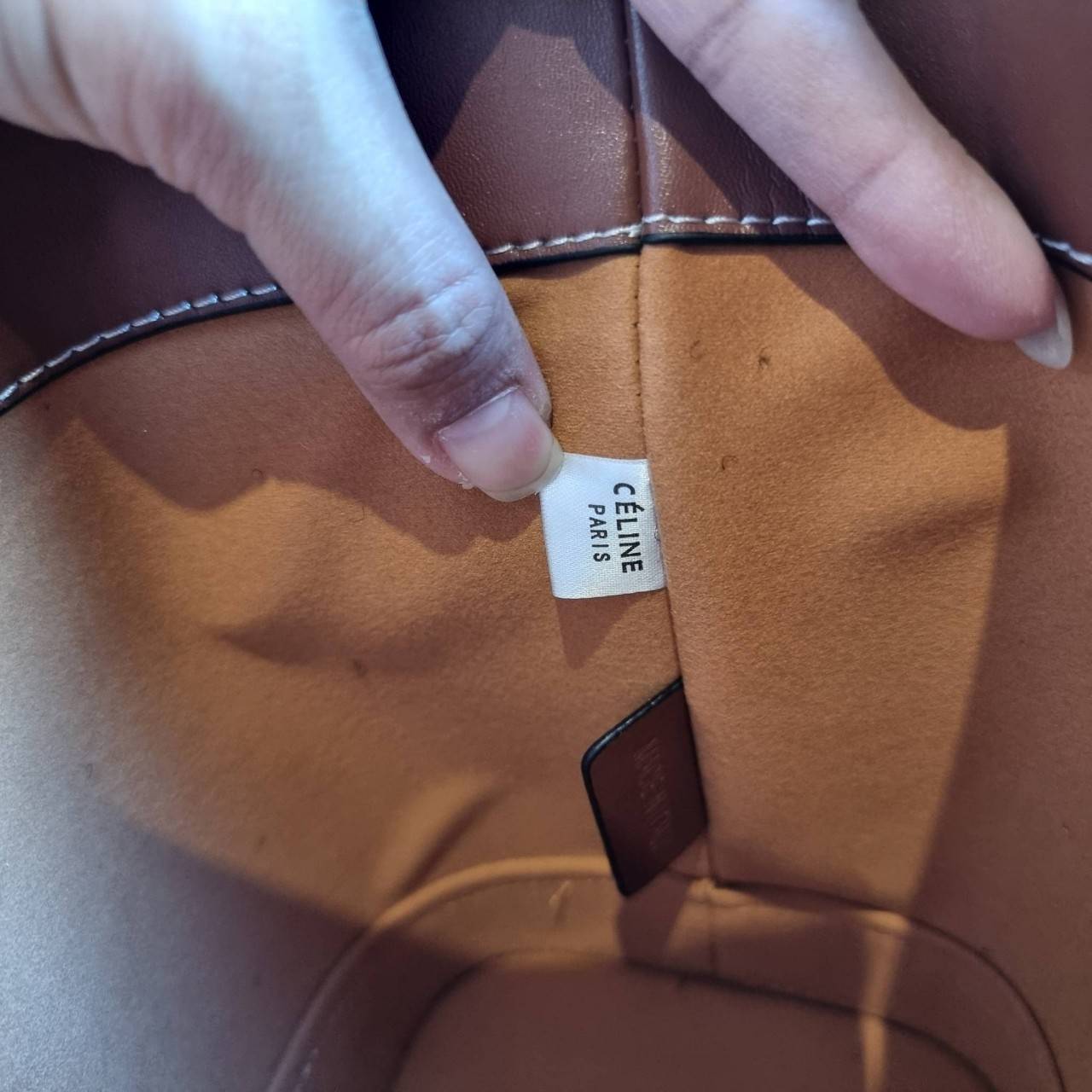 VIP 】CELINE BUCKET BAG CUIR TRIOMPHE คอลเลคชั่นใหม่ ฮิตข้ามปี กับกระเป๋าสะพายทรงถัง ใช้งานง่ายที่สุด สายสะพายในตัว ปรับใช้ได้เลย วัสดุหนังวัว เรียบหรู ผู้ดีไปอีก โดดเด่นด้วยโลโก้เอกลักษณ์ มีกระดุมปิดที่ปากกระเป๋า ภายในโล่งกว้าง ใส่ของแบบจุๆไปเลย เป็นรุ่นท