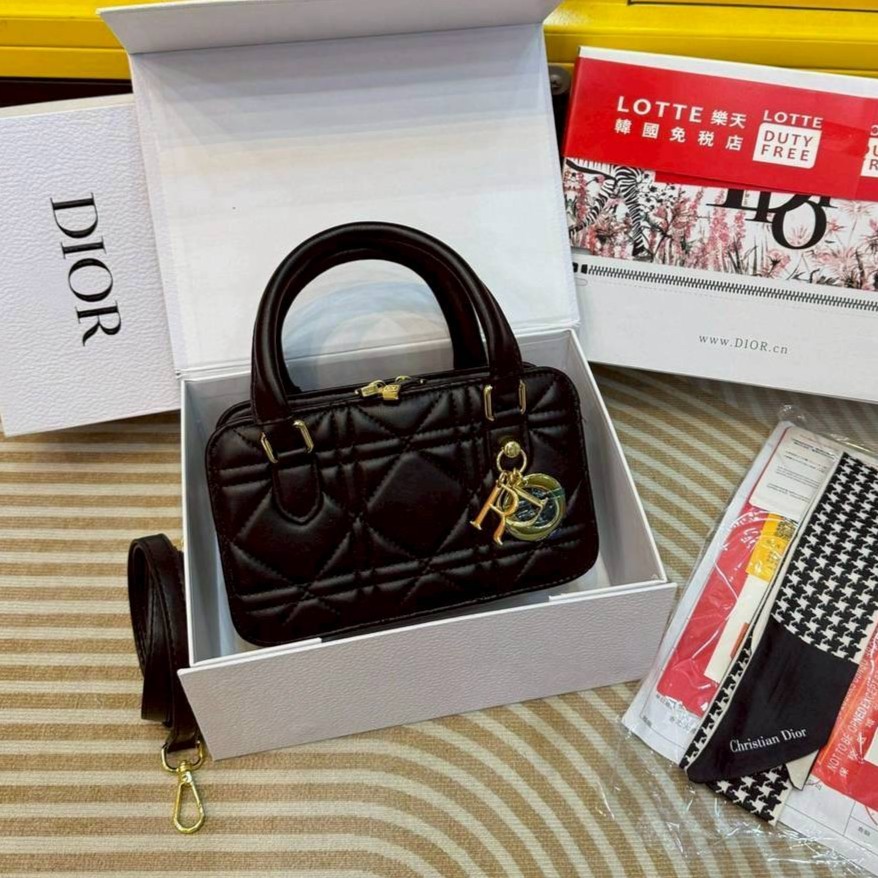 My Dior Mini 30 Montaigne tote bag ใหม่ล่าสุด กับกระเป๋าสะพายโฮโบมินิทรงโท้ท ที่ไม่ได้เล็กอย่างที่คิด เพราะใบนี้สามารถใส่ของสำคัญได้ครบ ดีไซน์สวยคลาสสิค