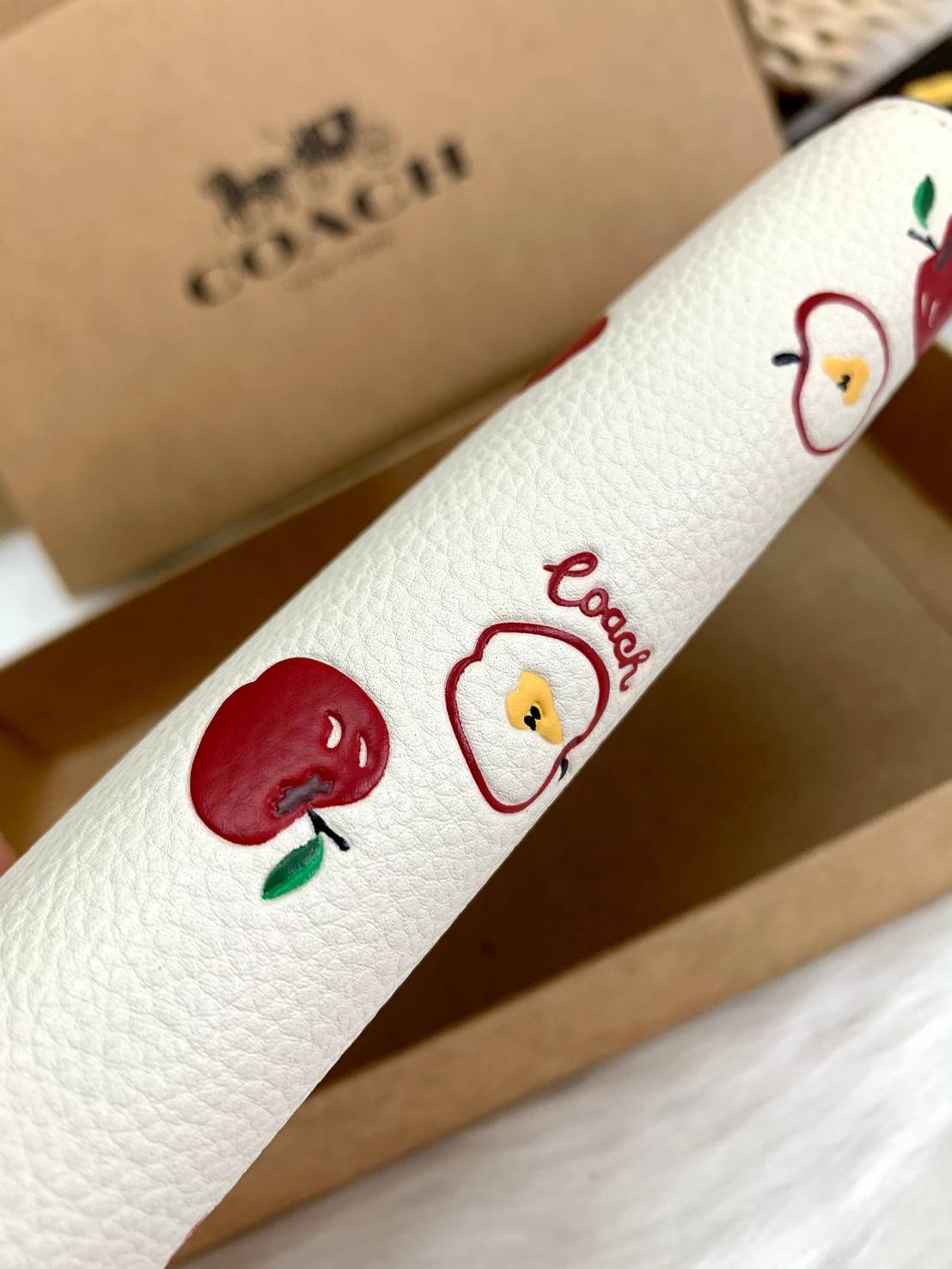 ของแท้ 💯% COACH LADIES FULL LEATHER APPLE PRINT LONG WALLET ((76546)) พร้อมส่งความสวย. สินค้าหายากค่ะ! กระเป๋าเงินใบยาว ซิปรอบ หนังแท้