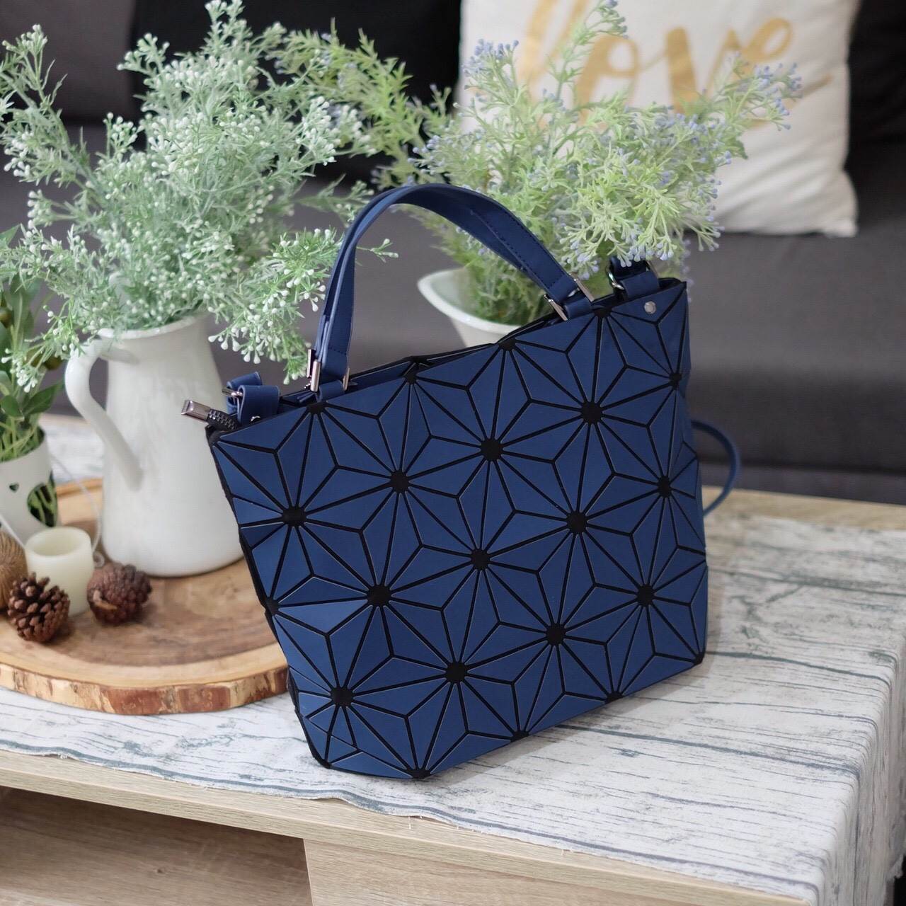 New Collection ka ' Matte Color ' ✨✨ สีด้าน มีให้เลือกถึง 4 สี 🍭🍭แถมยังลาย Limited edition หายาก 👍ปรับทรงได้ 2 แบบ น่ารักมาก จากแบรนด์ David Jones กระเป๋าสะพายข้างดีไซน์เกร๋มาก สีสวยหรูมาก ขนาดกะลังดีเลย น้ำ