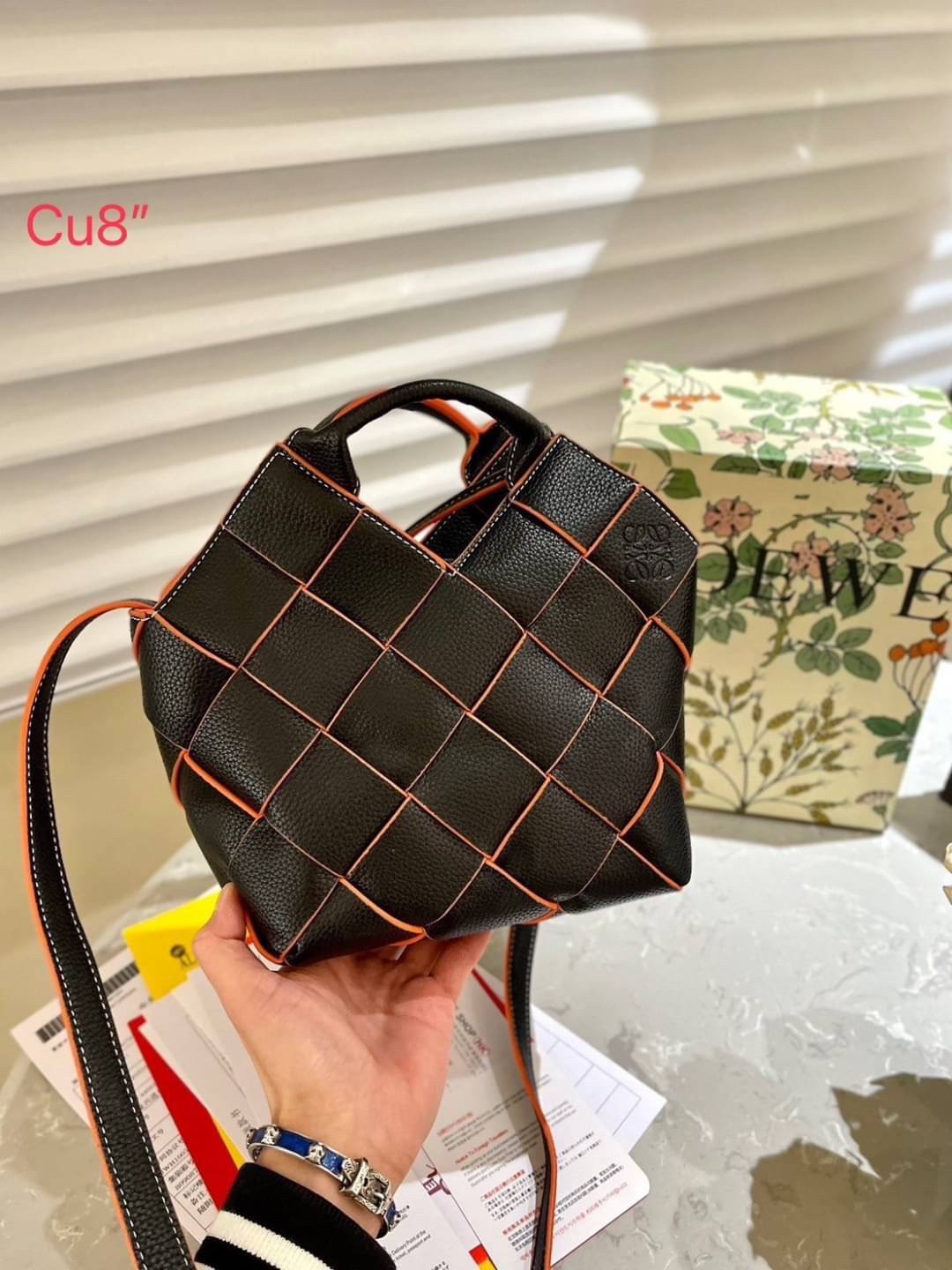 LOEWE WOVEN BASKET LEATHER BAG 20cm กระเป๋าสะพายถักทอด้วยความปราณีต ขนาดกำลังดีจุได้แบบเน้นๆ วัสดุหนังอย่างดีเต็มใบ หรูเลิศ