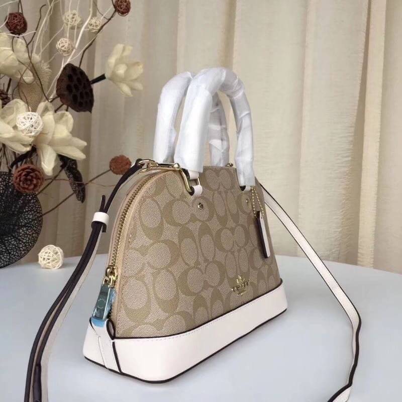 Coach Mini Sierra Signature กระเป๋าถือทรงโดม ภายในกว้างสามารถใส่กระเป๋าเงินเล็ก และมือถือได้ และยังมีช่องซิปเล็ก 1 ช่อง ด้านหลังมีกระเป๋าเล็กเก็บบัตร 1 ช่อง ใครยังไม่มีพลาดไม่ได้แล้วนะคะ