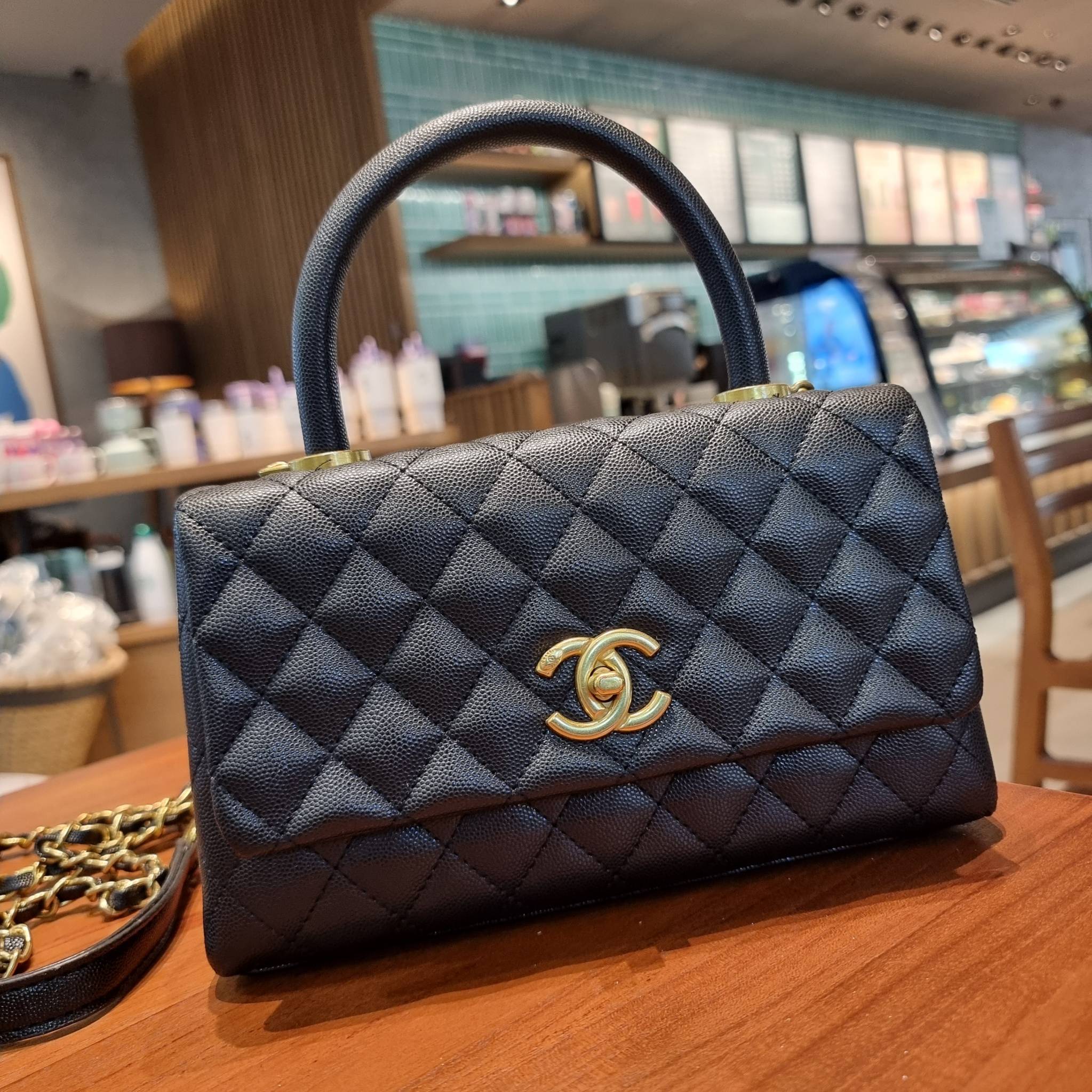 VIP 】รุ่นยอดฮิตตลอดกาล ไซส์กำลังสวย!! จากแบรนด์ Chanel กระเป๋าถือ/สะพาย หนังลายคาเวียร์ โลโก้เด่นชัด เปิด-ปิดกระเป๋าด้วยตัวบิดล็อค อะไหล่สีทองหรู ทรงสวยผู้ดี ภายในกระเป๋ามีช่องโล่งกว้างจุของได้พอสมควร มีช่องซิปแบ่งสัดส่วน ด้านหลังมีช่องเก็บของจุกจิกอีก 1 