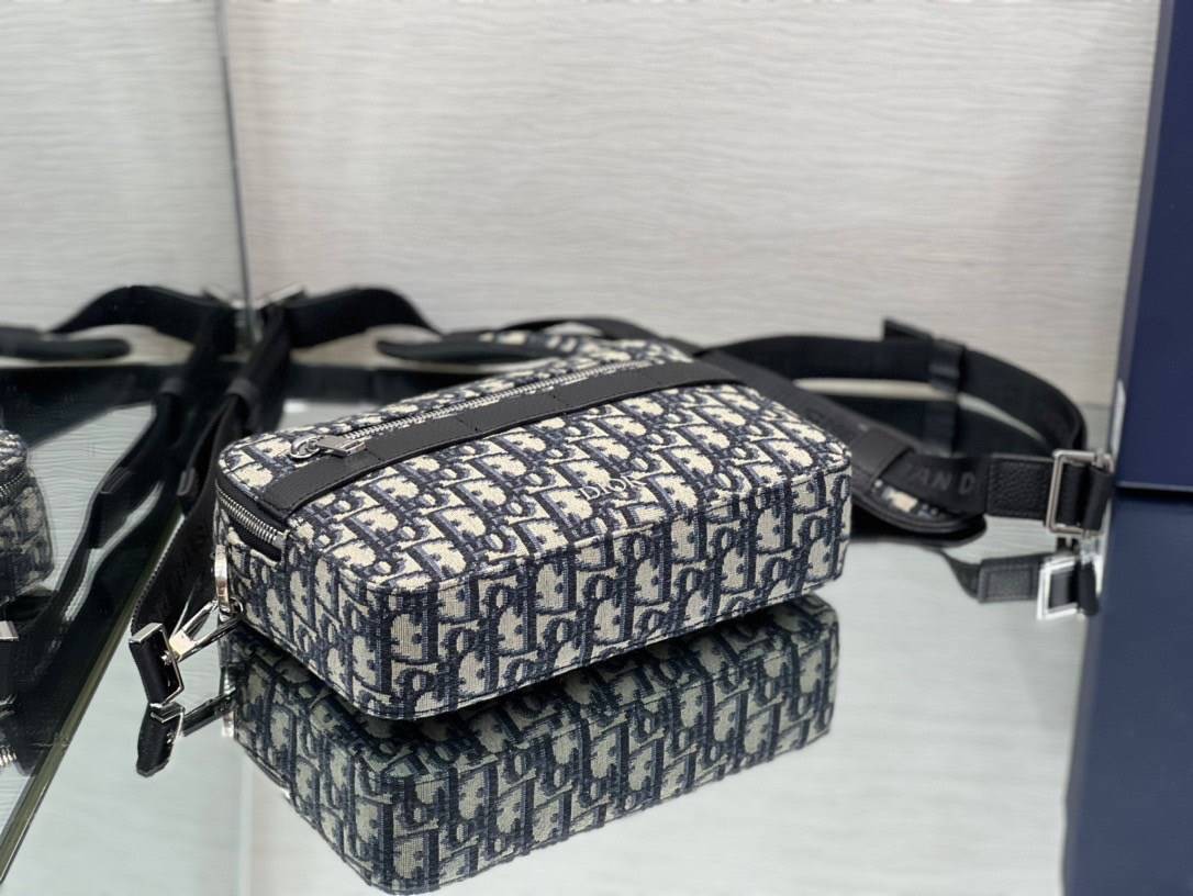 หนังแท้ DIOR SAFARI MESSENGER BAG / Dior crossbody Beige and Black Dior Oblique Jacquard พร้อมส่งที่ไทย งานหนังแท้และผ้าแจ็คการ์ดเกรดออริจินอล ภาพสินค้าถ่ายจากงานขายจริง ใช้งานต่างประเทศได้