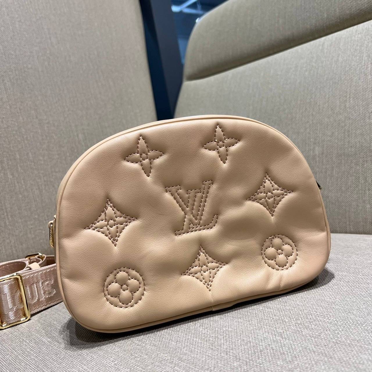LV EXCLUSIVE VIP COSMETICS BAG ไอเท็มเอ็กซ์คลูซีฟ รุ่นหายาก กระเป๋าใส่เครื่องสำอางค์เอนกประสงค์ ที่นำมาประยุกต์ใช้เป็นกระเป๋าสะพายประจำวันได้ เพราะพิเศษมากแถมสายสะพายมาให้ วัสดุหนังลูกวัวฟอกสี นิ่มมาก เปิด-ปิดด้วยซิป ภายในโล่งกว้าง มีช่องแบ่งสัดส่วนให้ จั