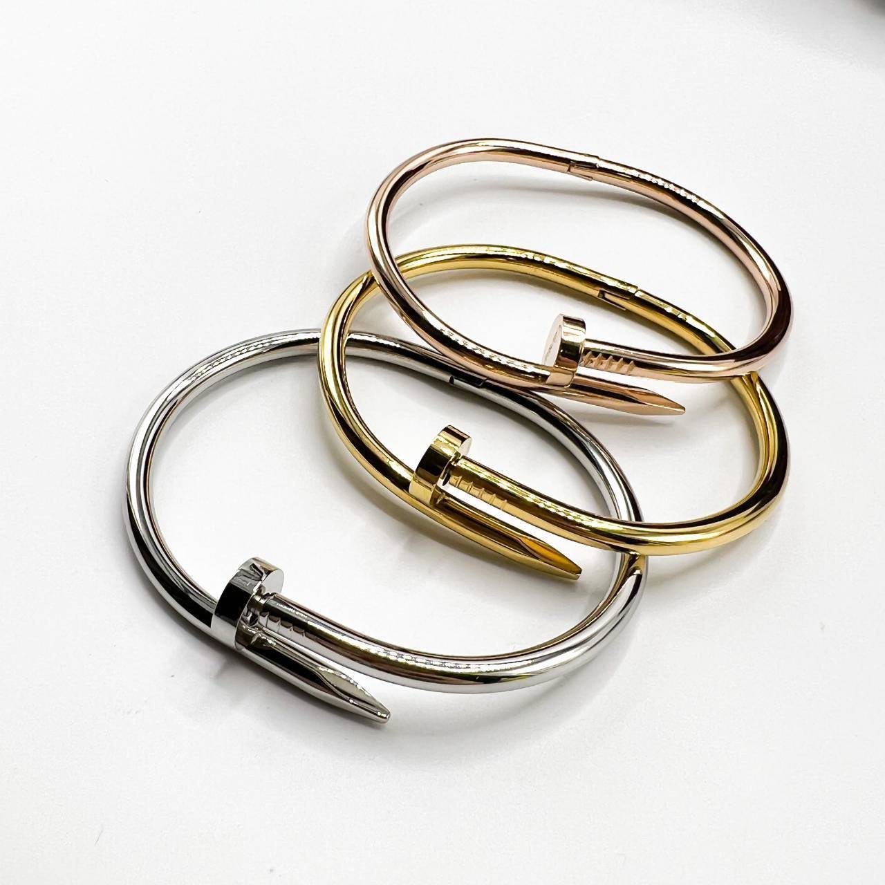 Cartier JUSTE UN CLOU BRACELET กำไลข้อมือตะปู (ไม่มีเพชร) งานดีสุดเกรดออริจินิล วัสดุคุณภาพดี ไม่ลอกไม่ดำ พร้อมกล่องหนาตามแบบปั้มลายแบรนด์ ภาพสินค้าถ่ายจากงานขายจริง ใช้งานต่างประเทศได้