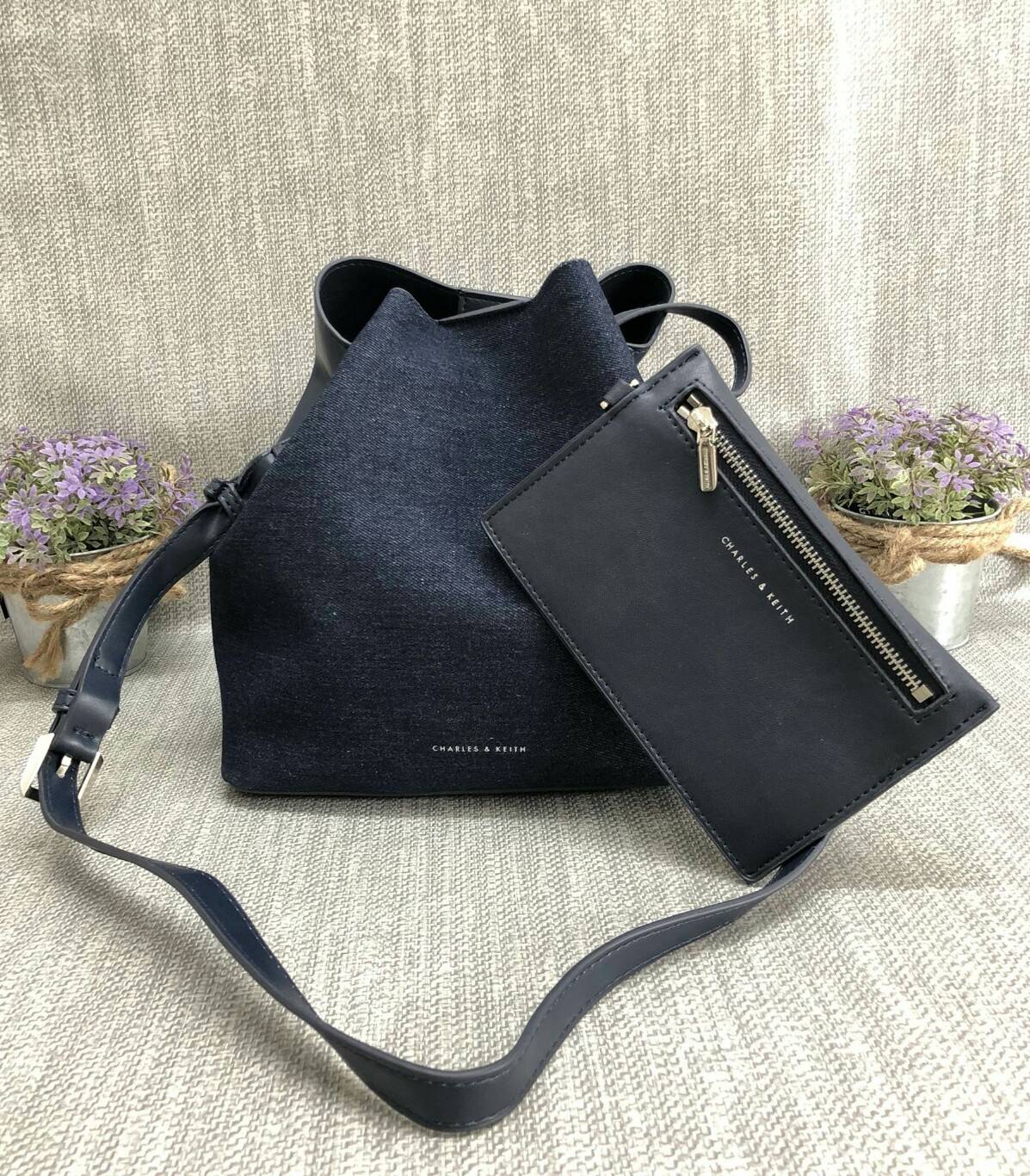 CHARLES & KEITH SLOUCHY SLING BAG 2018 กระเป๋าสะพายข้าง ปรับเปลี่ยนรูปทรงใช้งานได้ไม่จำเจ ปากกระเป๋าเป็นแม่เหล็ก มีสายเกี่ยวเพื่อปรับรูปกระเป๋า ให้เป็นทรงขนมจีบได้ค่ะ ภายในกระเป๋าโล่งกว้าง ใส่ของจุ รุ่นนีพิเศษ มีกระเป๋าใบเล็กแบบซิปห้อยมาให้อีก 1 ใบค่ะ ถอด
