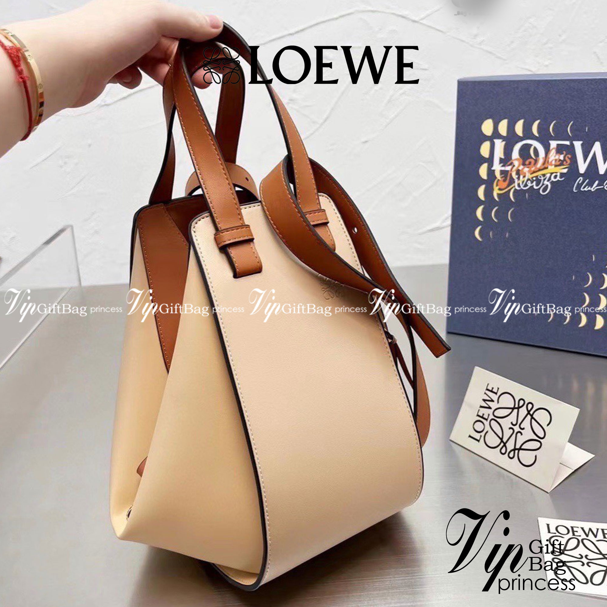 Loewe Hammock Bag / Loewe Small Hammock Leather Bag กระเป๋าถือหรือสะพาย รุ่น Rare items สุดๆ หนังสวยดีไซน์มีเอกลักษณ์ ใบขนาดกำลังดี น้ำหนักเบา สามารถปรับได้หลายทรง ด้านข้างมีซิปปรับขยายได้ ภายในโล่งกว้าง ใส่กระเป๋าสตางค์ กล้อง มือถือ ของใช้ได้เยอะ หูหิ้วห