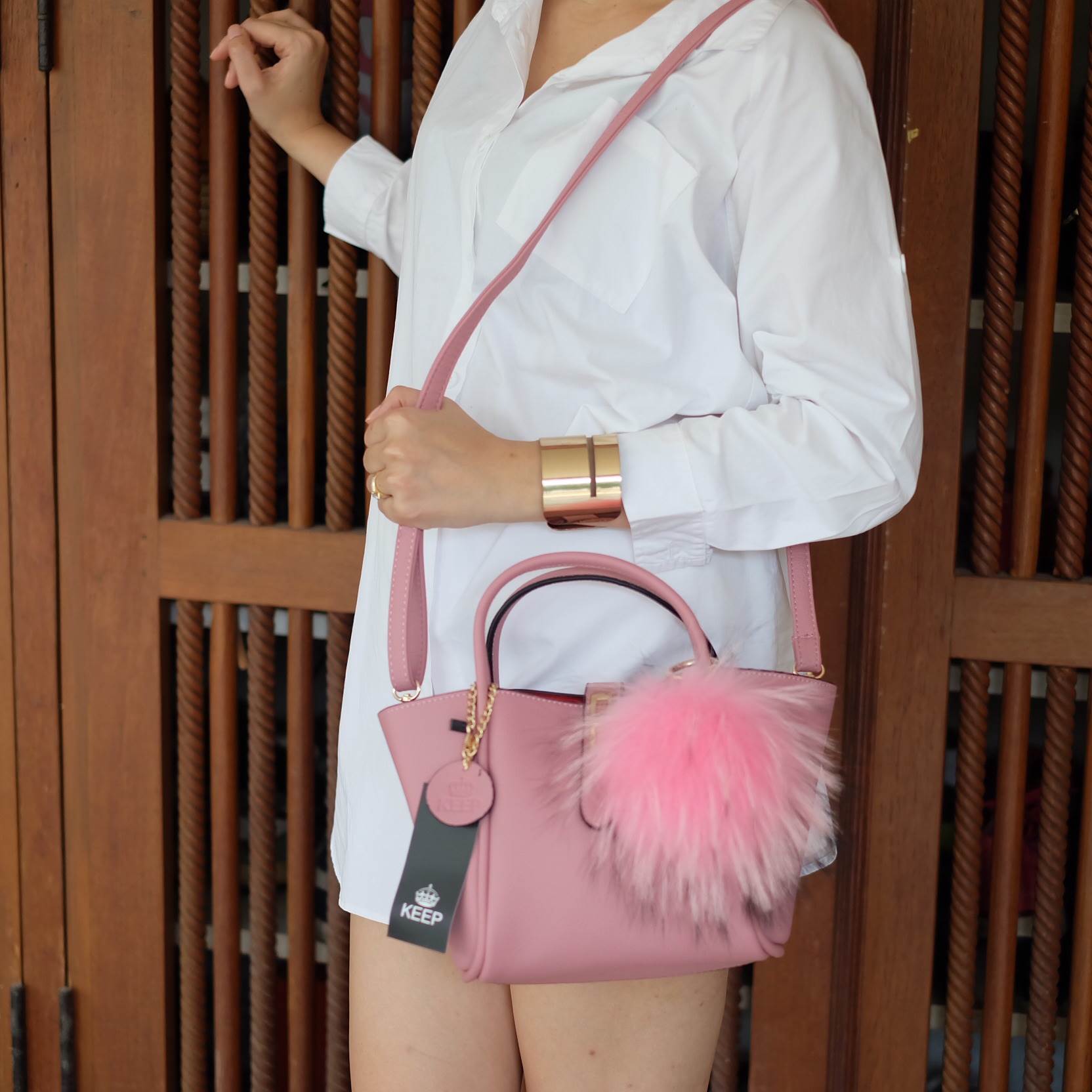โฉมใหม่ ไฉไลกว่าเดิม 🌈everyday keep handbag 👑สวย หรู เวอร์วัง อีกแล้วค่า 👍 กระเป๋า ถือ//สะพายข้าง หนังสวยๆ มาพร้อมพวงกุญแจ ปอมปอม ฟรุ้งฟริ้ง ขนเฟอร์แท้ ยิ่งใช้ยิ่งฟูสวย น่ารักมาก เข้ากับกระเป๋าคะอย่างดี กระเป๋า เนื้อนิ่มหนา อยู่ทรง