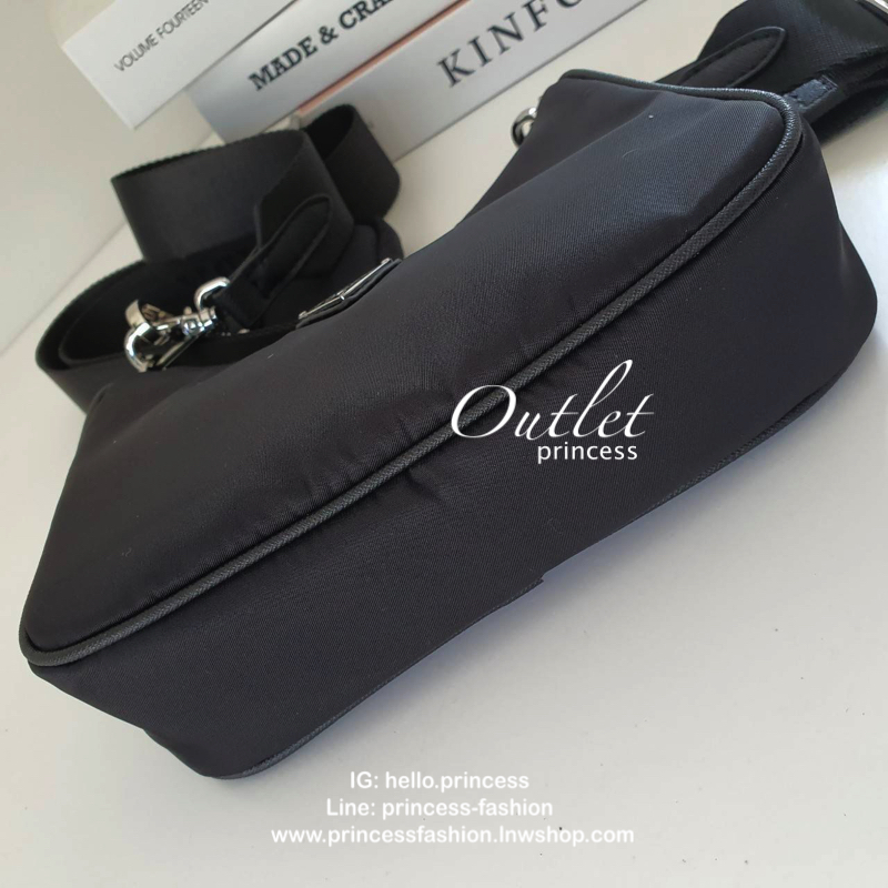 ᴹᴵᴺᴵ ไซส์มินิลงมาอีกนิด แบ๊วไปค่าซิสสส **กำลังมาแรงมาก กับแบรนด์ PRADA ใบเดียวคุ้มมากค่ะ อุปกรณ์ ครบชุด **ได้ทั้งสายยาว และกระเป๋าใส่เหรียญ และป้ายแท็คหนัง อย่างดี **อะไหล่ปั้มแบรนด์แท้ทุกจุด วัสดุทำจากผ้า Nylon อย่างดี กันน้ำได้ อยู่ทรงสวย สามารถใส่กระเป