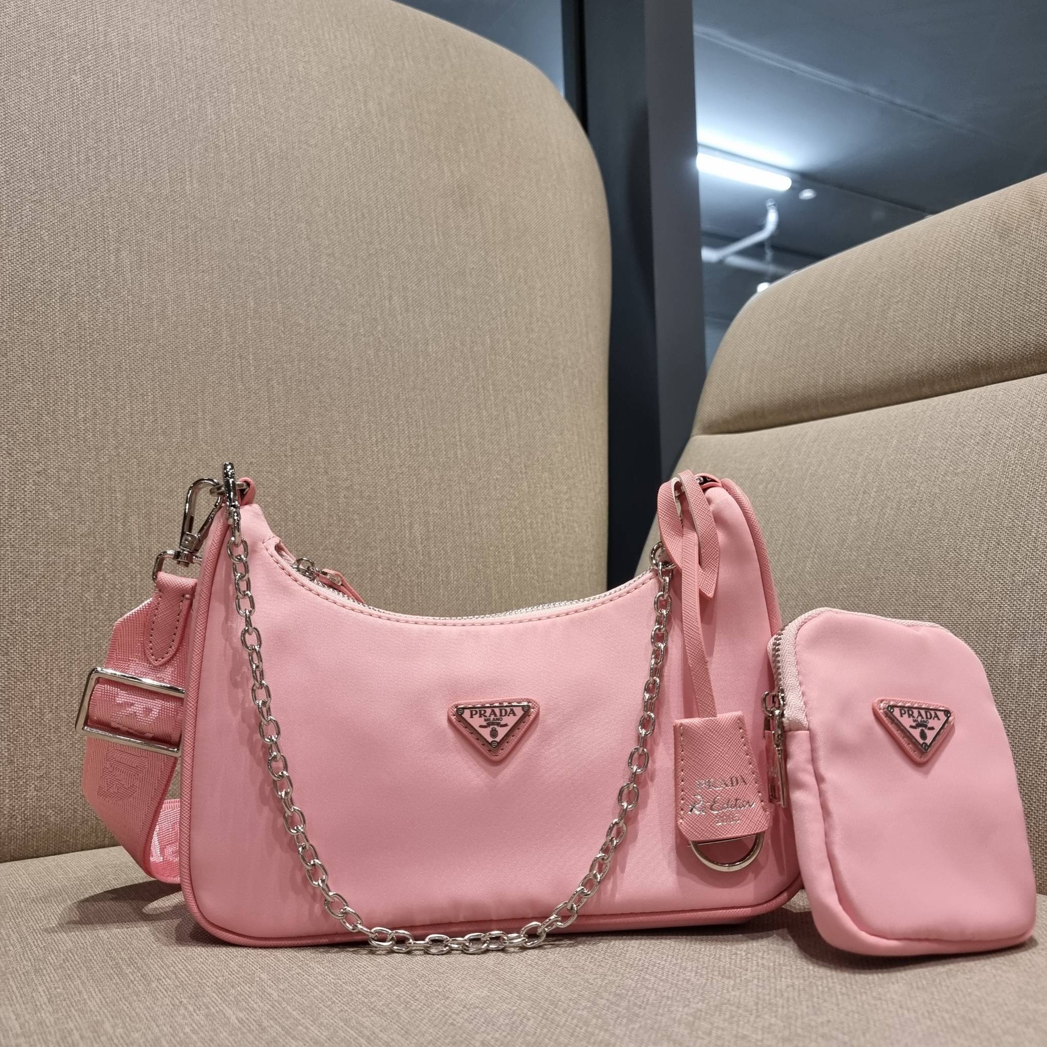 VIP 🥂 PRADA RE-EDITION 2005 RE-NYLON SHOULDER BAG ไอเท็มสุดปัง ที่ฮิตตลอดกาลไม่ว่าจะปีไหนๆ จัดให้ครบทั้งสีขายดีและสีใหม่ล่าสุด ที่สายคุณหนูห้ามพลาด!! กับกระเป๋าสะพายทรงคลาสสิค เหมาะเป็น everyday bag มากๆ วัสดุผ้าไนล่อนคุณภาพ พร้อมใบลูก ไว้ใส่เหรีย