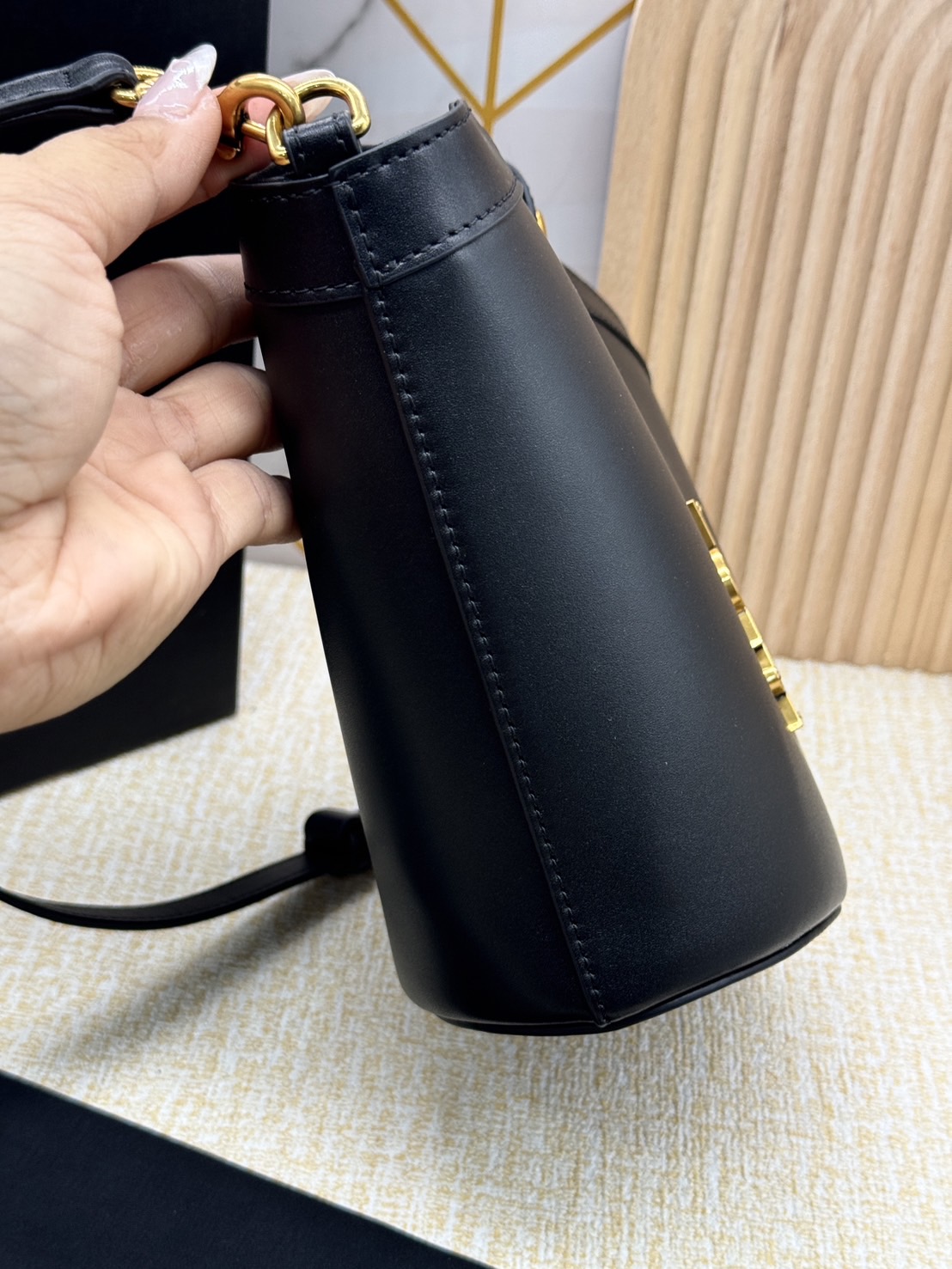 YSL CELIA MINI TOTE IN SMOOTH LEATHER / YSL Bucket Bag กระเป๋าสะพายทรงโท้ทมือจับในตัว รุ่นใหม่ทันสมัย งานหนังเต็มใบ เกรดออริ 1:1 ใช้งานต่างประเทศได้