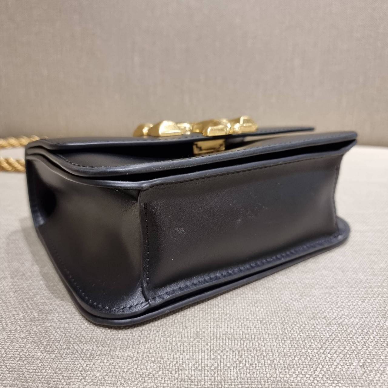 TORY BURCH ELEANOR SMALL CONVERTIBLE SHOULDER BAG ฮอตไอเท็ม รุ่นนี้ขายดีขายหมด คัมแบค!! สวยหรู คุณหนู ผู้ดี!! หายากมากที่สุด!! กระเป๋าสะพายข้าง ดีไซน์อยู่ทรง ขนาดกำลังสะดวกใช้สำหรับสาว วัสดุหนังแท้เต็มใบ สีทูโทน เปิด-ปิดด้วยแถบแม่เหล็ก ภายในแบ่งสัดส่วนได้