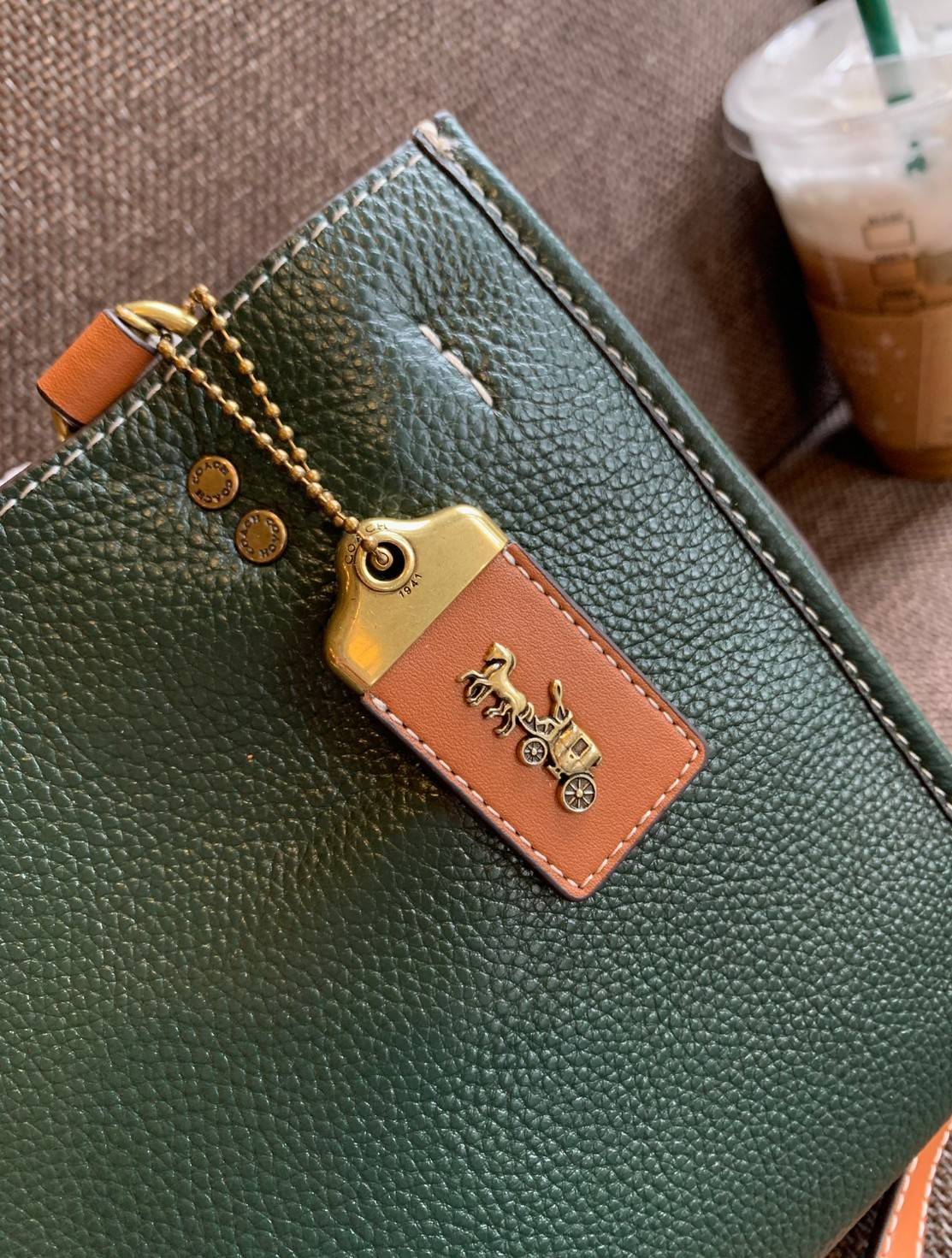 สวยตามซุปตาร์ตัวแม่กันเลยจร้า! COACH ROGUE 25 IN COLORBLOCK((C5575)) 📣พร้อมส่งที่ไทย บอกเลยหลงรักในคุณภาพของหนังแน่นอน! สวยไปกับงานคุณภาพ กระเป๋าหิ้ว//สะพายไหล่//สะพายข้างได้ ทำจากหนังชั้นดีที่สุด จะมีความนิ่มและพองตัวได้สวยงาม ตัดขอบหนังกลับด้านข