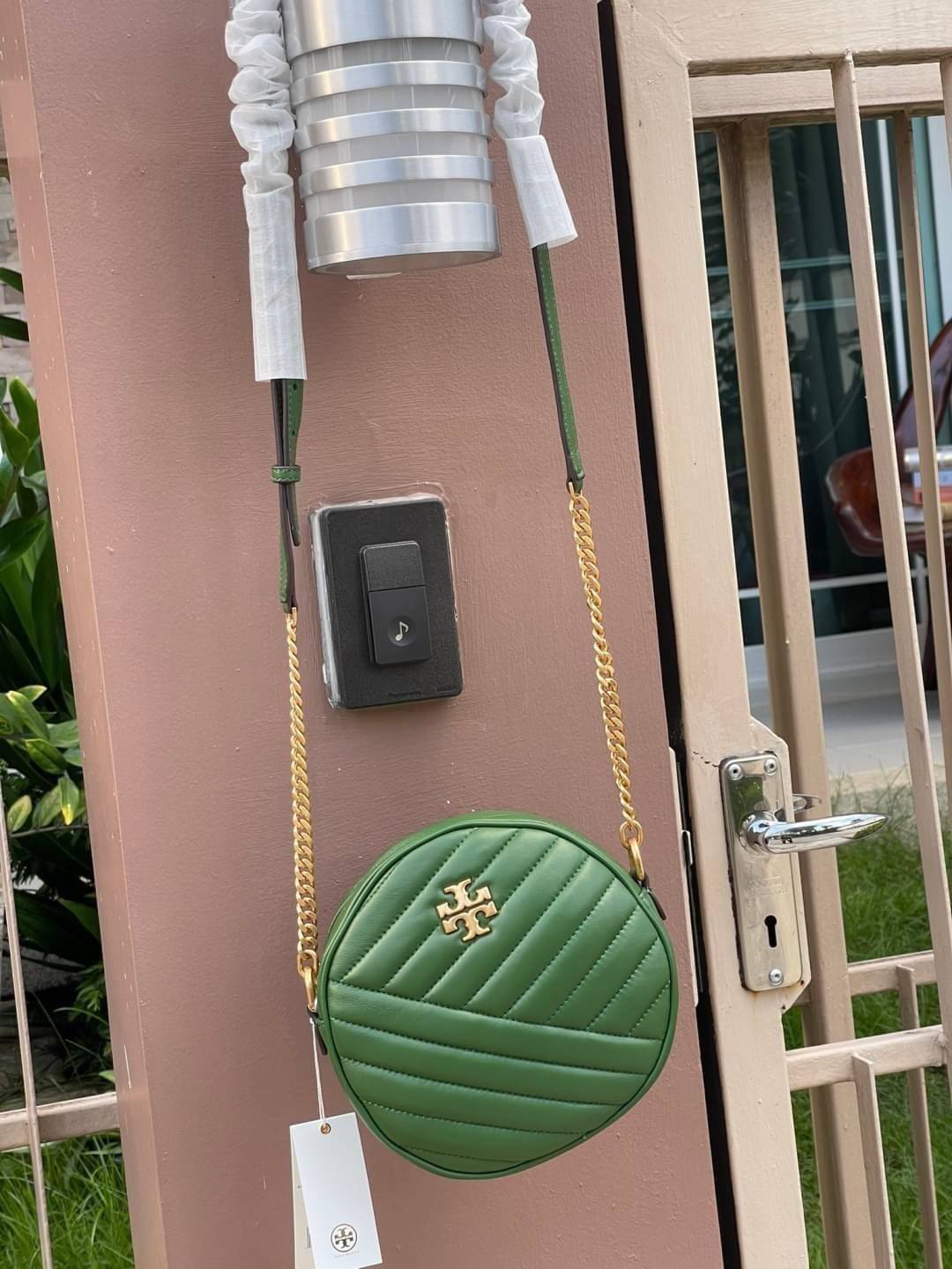 Tory burch Kira Cheron Circle Crossbody กระเป๋าสะพายคาดลำตัวรุ่นนี้โดดเด่นด้วยรูปทรงกลมสุดชิค ขนาดกะทัดรัด พร้อมด้วยหนังกระเป๋าที่ทำจากหนังแท้คุณภาพดี เพราะ Kira Chevron เป็นรุ่นที่ตอบโจทย์และครองใจสาว ๆ ได้อย่างแท้จริง เนื่องจากมีดีไซน์เรียบหรู โดยทางแบร