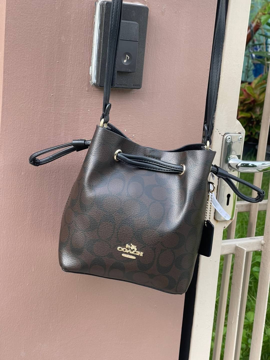 Coach Lena Crossbody Signature Bucket Bag กระเป๋าสะพายไหล่สุดคลาสสิกรุ่นนี้ เป็นรูปทรงถัง ที่สามารถจุของได้กำลังดี สำหรับสาวๆสายแฟชั่นที่ชอบรายละเอียดชิคๆ ดีไซน์เก๋ ด้วยรูปทรงของกระเป๋าที่ออกแบบมาให้ฐานเป็นรูปสี่เหลี่ยมทำให้กระเป๋ายังคงรูปทรงได้ง่าย มีสาย