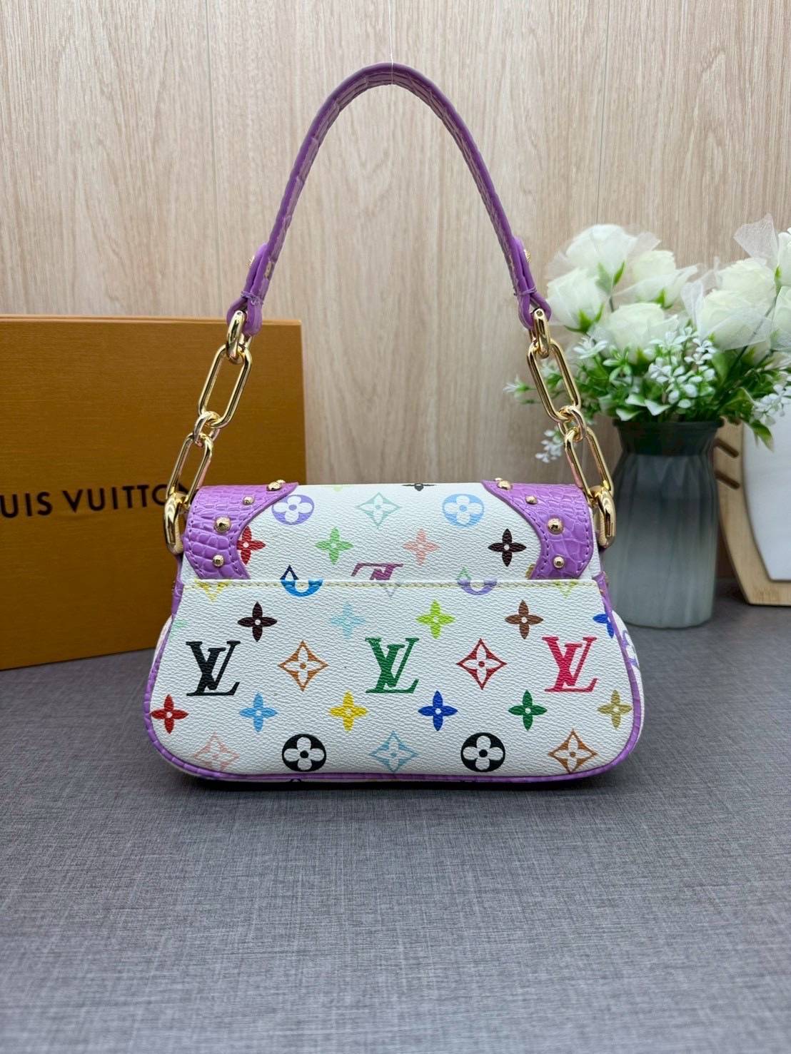 ORI หนังแท้ | Lv Marilyn White Multicolor Monogram Canvas Shoulder Bag กระเป๋าสะพายสไตล์วินเทจ ดีไซน์สีสันสดใสน่ารัก มีชีวิตชีวา โดดเด่นด้วยตัวล็อคด้านหน้าแบบกดขนาดใหญ่ จะถือแบบคล้องแขนหรือสะพายไหล่ก็ได้