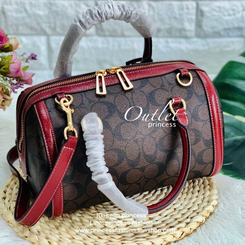 COACH ZOE BARREL SATCHEL IN SIGNATURE BAG กระเป๋าถือ/สะพายข้าง วัสดุหนังแกะแท้อย่างดี ลาย C ทั้งใบ ด้านหน้าห้อยอะไหล่กุญแจแบรนด์+พวงหนังแบรนด์ เพิ่มความหรู เปิดปิดกระเป๋าแบบซิปคู่ ภายในกว้างใส่ของได้จุ มีช่องโล่งใส่ของจุกจิกให้ ซับในบุผ้ากึ่งกำมะหยี่อย่าง