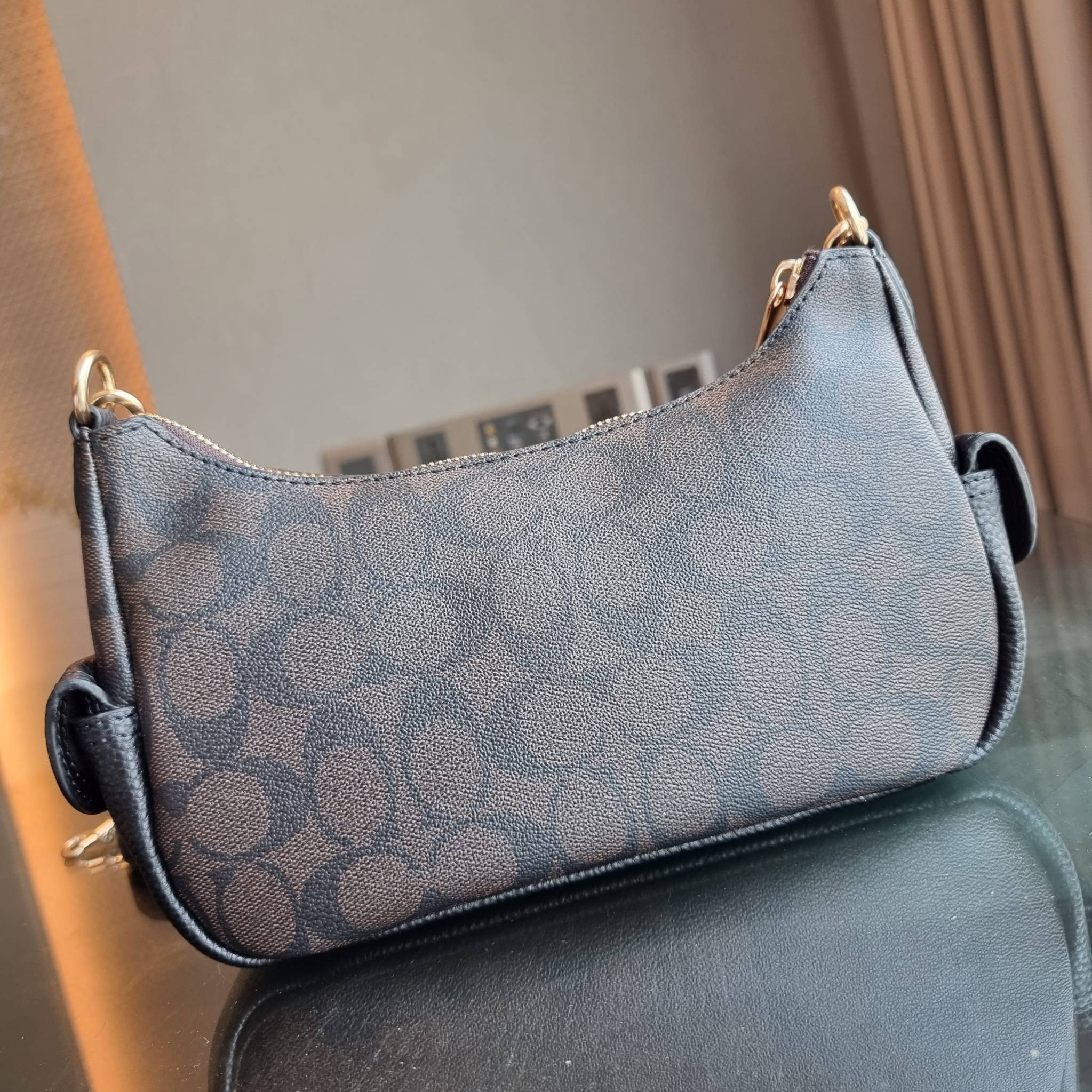 COACH C7223 PENNY SHOULDER BAG 25 IN SIGNATURE CANVAS คอลเลคชั่นเพนนีสุดคิ้วท์ ในรูปแบบของกระเป๋าสะพายไหล่กึ่งทรงพอช พร้อมเสิร์ฟความสวยถึงบ้านไปเลย!! ด้วยดีไซน์คลาสสิคย้อนยุค ที่แอบแฝงความเรียบหรู มาพร้อมสายสะพาย 2 เส้น เป็นสายคล้องมือและสายสะพายครอสบอดี้