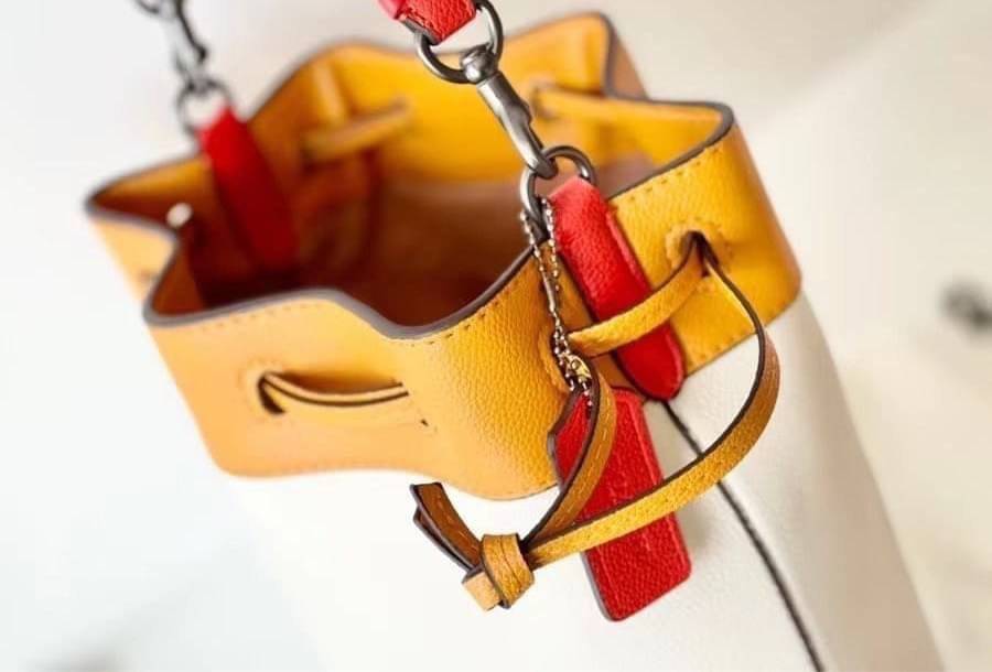 COACH Color-Block Leather Field Bucket Bag ((C3850//C3851)) พร้อมส่งที่ไทย กระเป๋าทรงขนมจีบ สุดฮิต ใช้ได้กับทุกๆวัน หนังแท้ลายหนังสวยนิ่มมือดีค่ะ ด้านหน้ามีโลโก้แบรนด์ตังใหญ่ ปากกระเป๋าแบบหูรูด ปล่อยหนังห้อยยาวลงมา ภายในกระเป๋ากว้างใส่กระเป๋าเงินใบยาวได้;