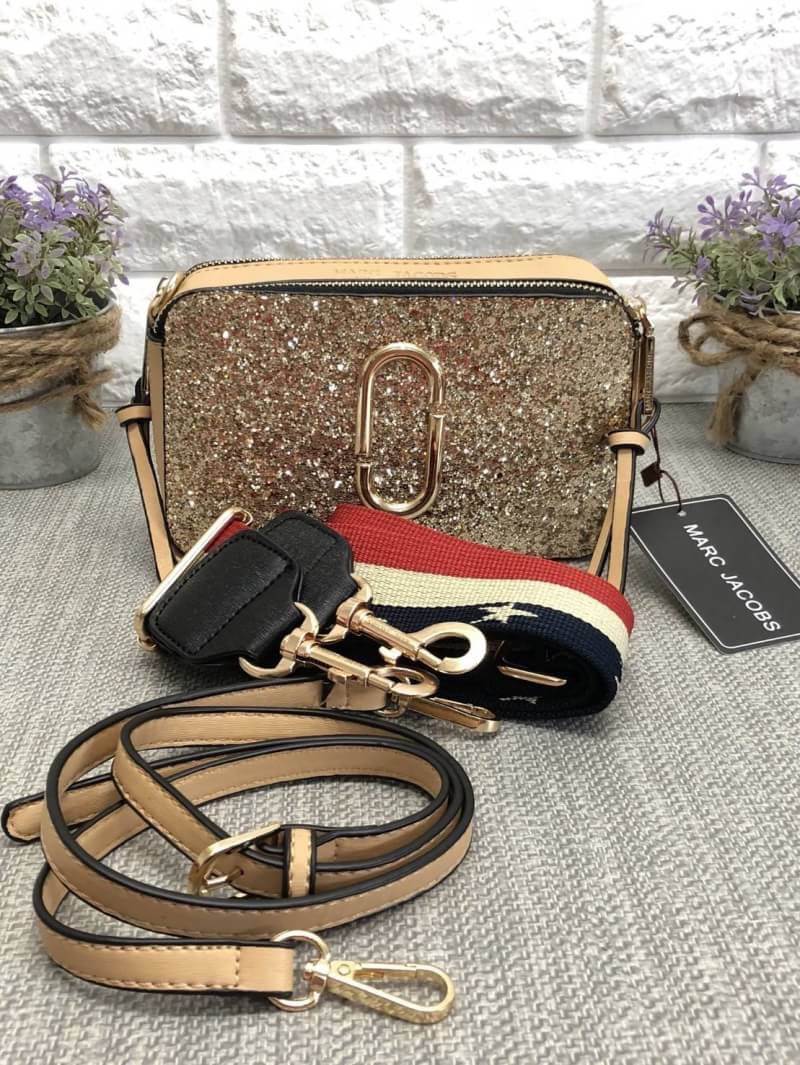 MACR JACOBS NEW YORK 2 ZIP กระเป๋าสะพายข้างหรือ crossbody ได้ค่ะ มาพร้อมสายสะพายมา 2 สาย ถอด และปรับระดับ ได้ทั้ง 2 สาย สลับใช้ไม่จำเจ ด้านหน้าตประดับ logo สวยหรู มี 2 ช่องซิปใส่ของ ภายในจุได้พอประมาณ มีช่องซิป และช่องเล็กใส่ของจุกจิก ที่จับซิปเป็นพวงหนัง