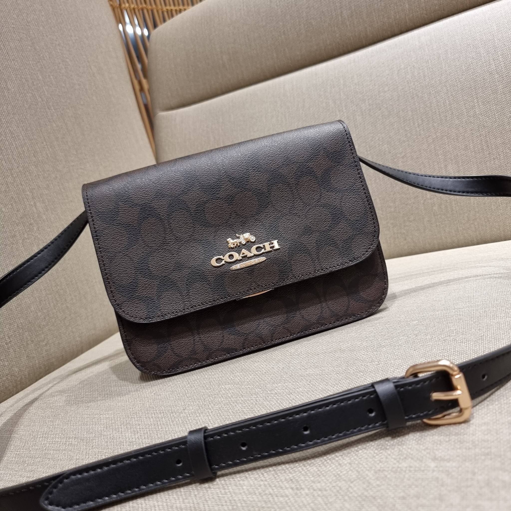 COACH C5633 BRYNN FLAP CROSSBODY IN SIGNATURE CANVAS แซ่บที่สุด ใหม่ที่สุด!! คอลเลคชั่นใหม่!! มองยังไงก็หลงรักละสายตาไม่ไหว กระเป๋าสะพายข้างลุคไฮน์ ที่ดีไซน์ออกมาได้ปัง และดูแพงมากๆ ด้วยดีเทลคลาสสิค รูปทรงใช้งานง่าย เรียบๆแต่มีดีเทล วัสดุหนังแคนวาสสลับหนั