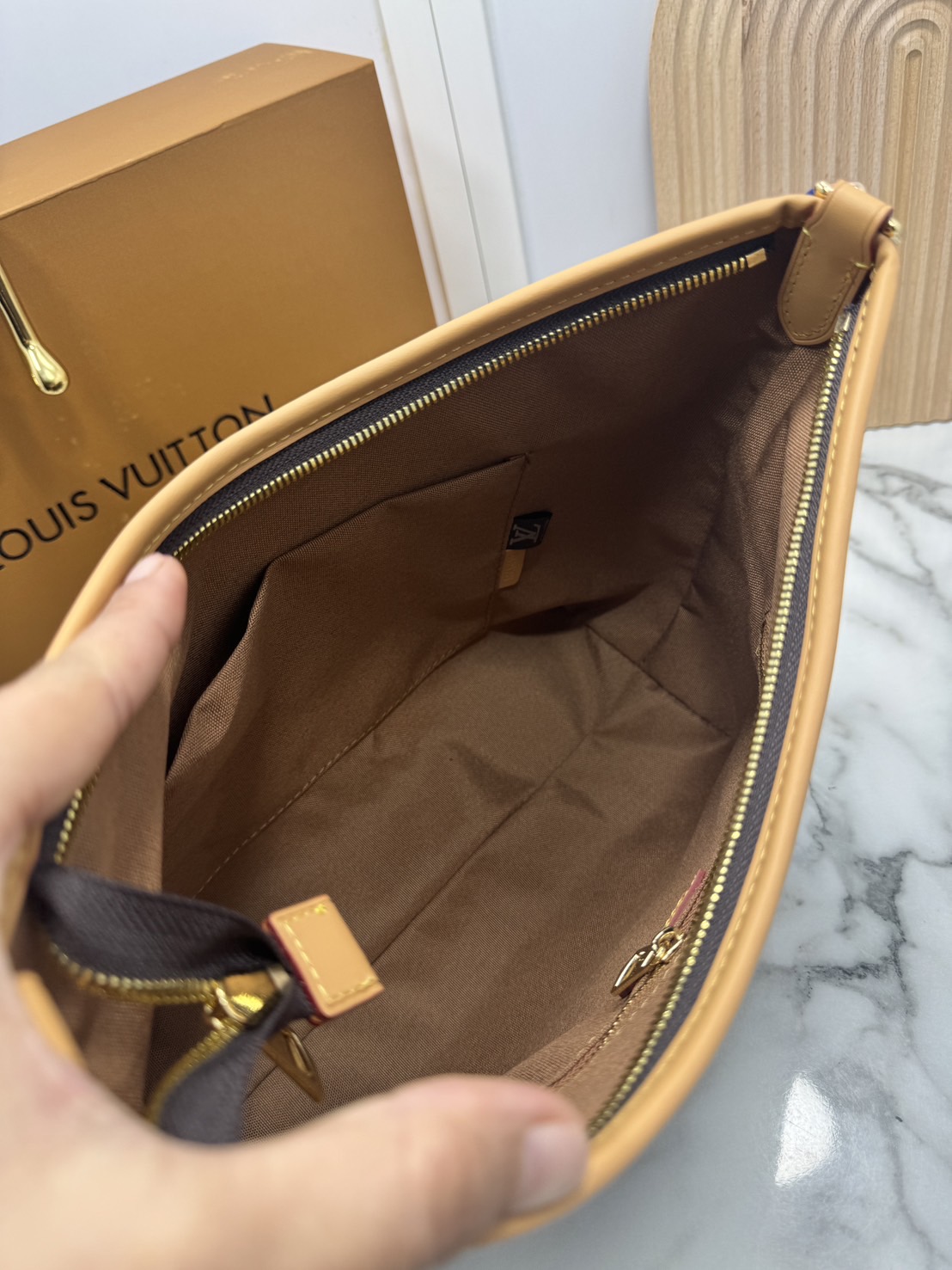 ORI หนังแท้ | LV CarryAll Monogram canvas 30cm กระเป๋าสะพายแครี่ออลรุ่นใหม่ ใบใหญ่จะของได้เยอะดีไซน์เรียบหรู มาพร้อมห่วงโซ่หัวใจห้อยสุดคิ้ว และสายสะพายแยกถอดได้ สวยหรูคลาสสิก