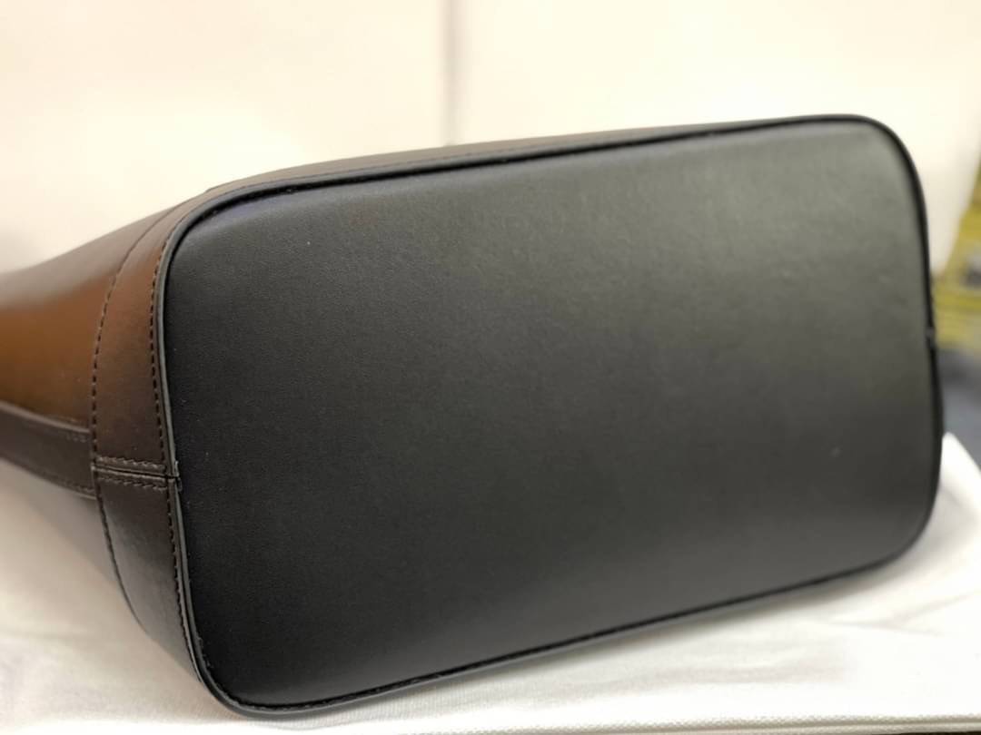 หนังแท้ CELINE SMALL BUCKET CUIR TRIOMPHE IN SMOOTH CALFSKIN / CELINE BUCKET BAG CUIR TRIOMPHE พร้อมส่งที่ไทย คอลเลคชั่นใหม่ ฮิตข้ามปี กับกระเป๋าสะพายทรงถัง ใช้งานง่ายที่สุด สายสะพายในตัว ปรับใช้ได้เลย วัสดุหนังวัว เรียบหรู ผู้ดีไปอีก โดดเด่นด้วยโลโก้เอกล