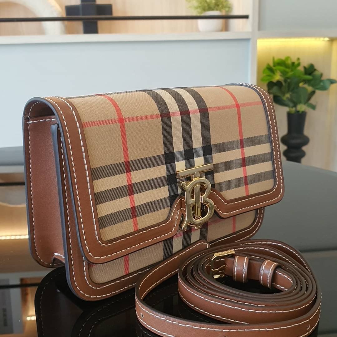 BURBERRY FRAGRANCES CROSSBODY BAG / BURBERRY FRAGRANCES QUITED LAMBSKIN BAG ตัวกระเป๋าเป็นผ้าตัดหนังแท้ Lambskin นิ่มสวยหรูดูดี เปิดปิดด้วยฝาปิดสัญลักษณ์รูปตัวB ภายในโล่งกว้าง ใส่มือถือ กระเป๋าสตางค์ได้